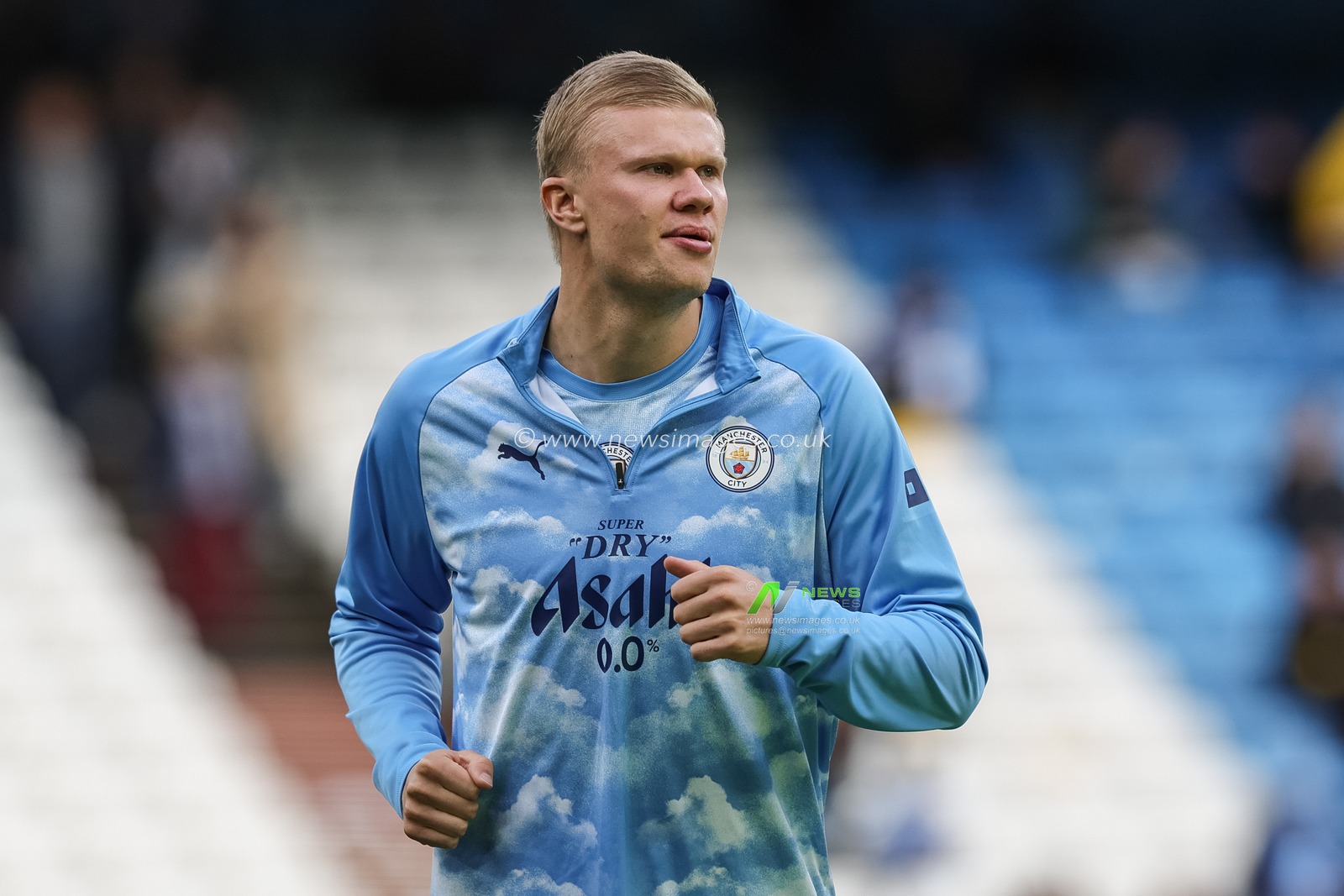 Erling Haaland of Manchester City in the pregame warmup session during the Premier League match Manchester City vs Ipswich Town at Etihad Stadium, Manchester, United Kingdom on 17 October 2026

(Photo by Mark Cosgrove/News Images)