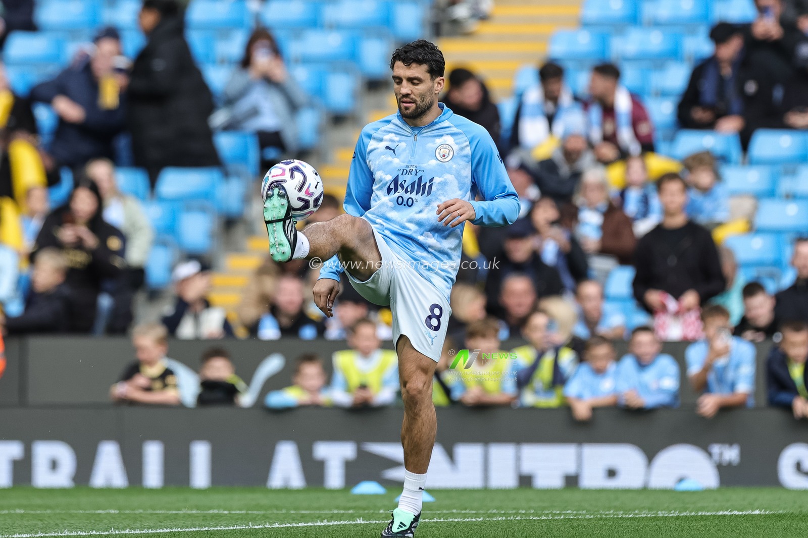 Mateo Kovacic of Manchester City in the pregame warmup session during the Premier League match Manchester City vs Ipswich Town at Etihad Stadium, Manchester, United Kingdom on 17 October 2026

(Photo by Mark Cosgrove/News Images)