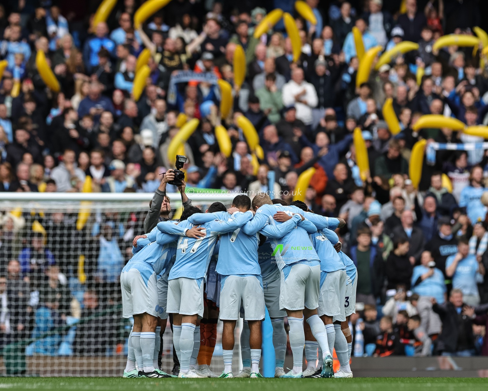 Manchester City team huddle during the Premier League match Manchester City vs Ipswich Town at Etihad Stadium, Manchester, United Kingdom on 17 October 2026

(Photo by Mark Cosgrove/News Images)