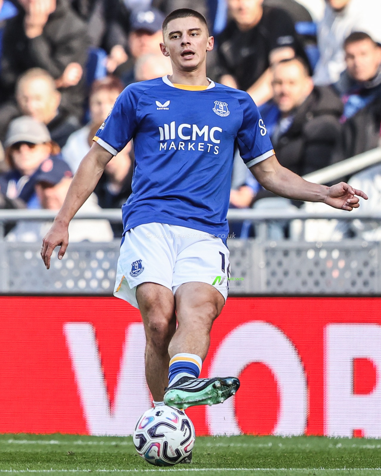 Vitaliy Mykolenko of Everton passes the ball during the Premier League match Everton vs Chelsea at Hill Dickinson Stadium, Liverpool, United Kingdom on 17 October 2026

(Photo by Alfie Cosgrove/News Images)