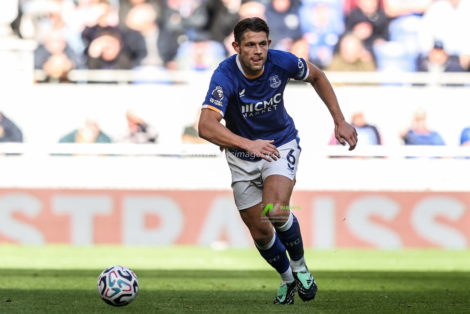 James Tarkowski of Everton breaks with the ball during the Premier League match Everton vs Chelsea at Hill Dickinson Stadium, Liverpool, United Kingdom on 17 October 2026

(Photo by Alfie Cosgrove/News Images)