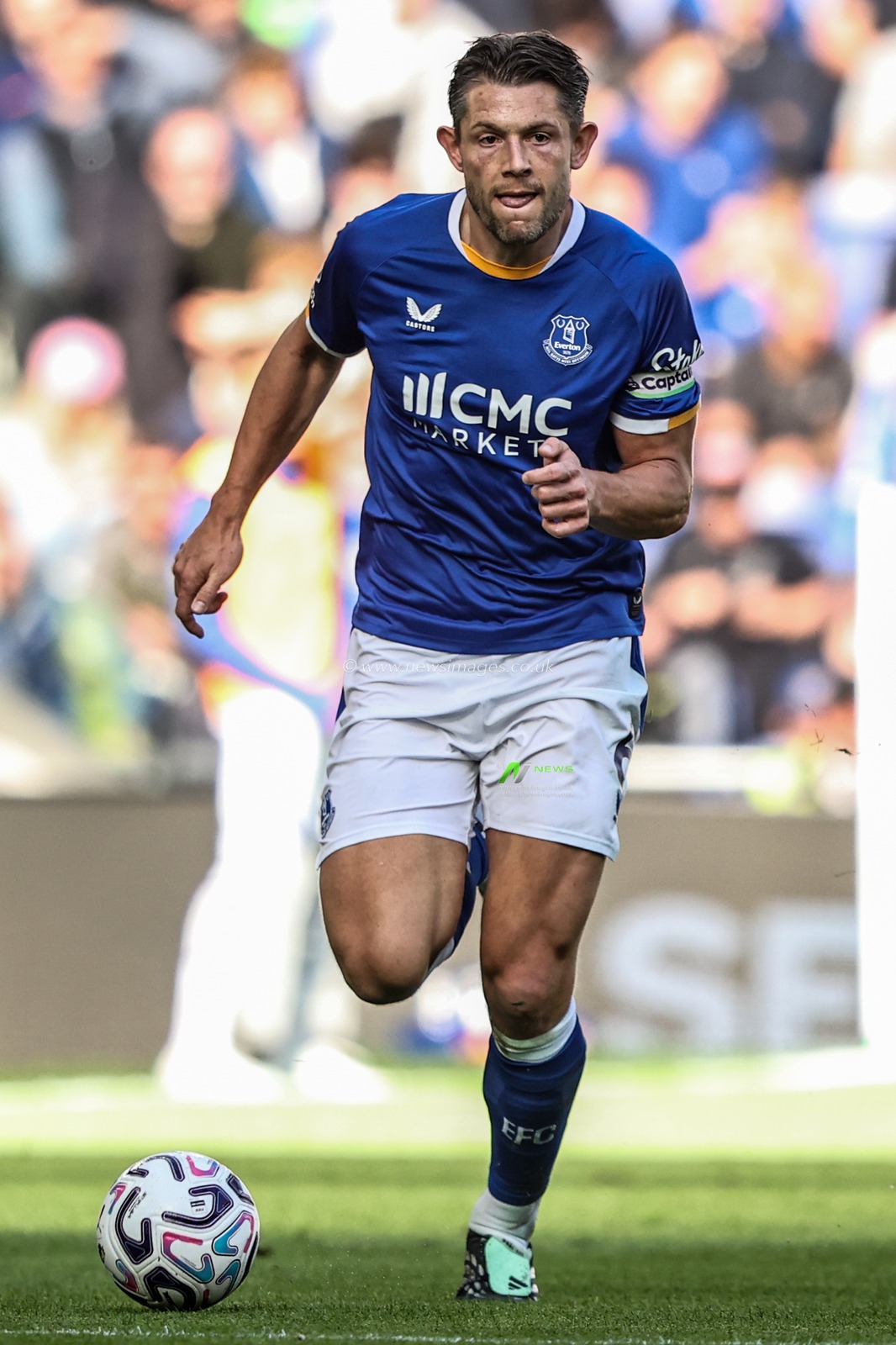 James Tarkowski of Everton breaks with the ball during the Premier League match Everton vs Chelsea at Hill Dickinson Stadium, Liverpool, United Kingdom on 17 October 2026

(Photo by Alfie Cosgrove/News Images)