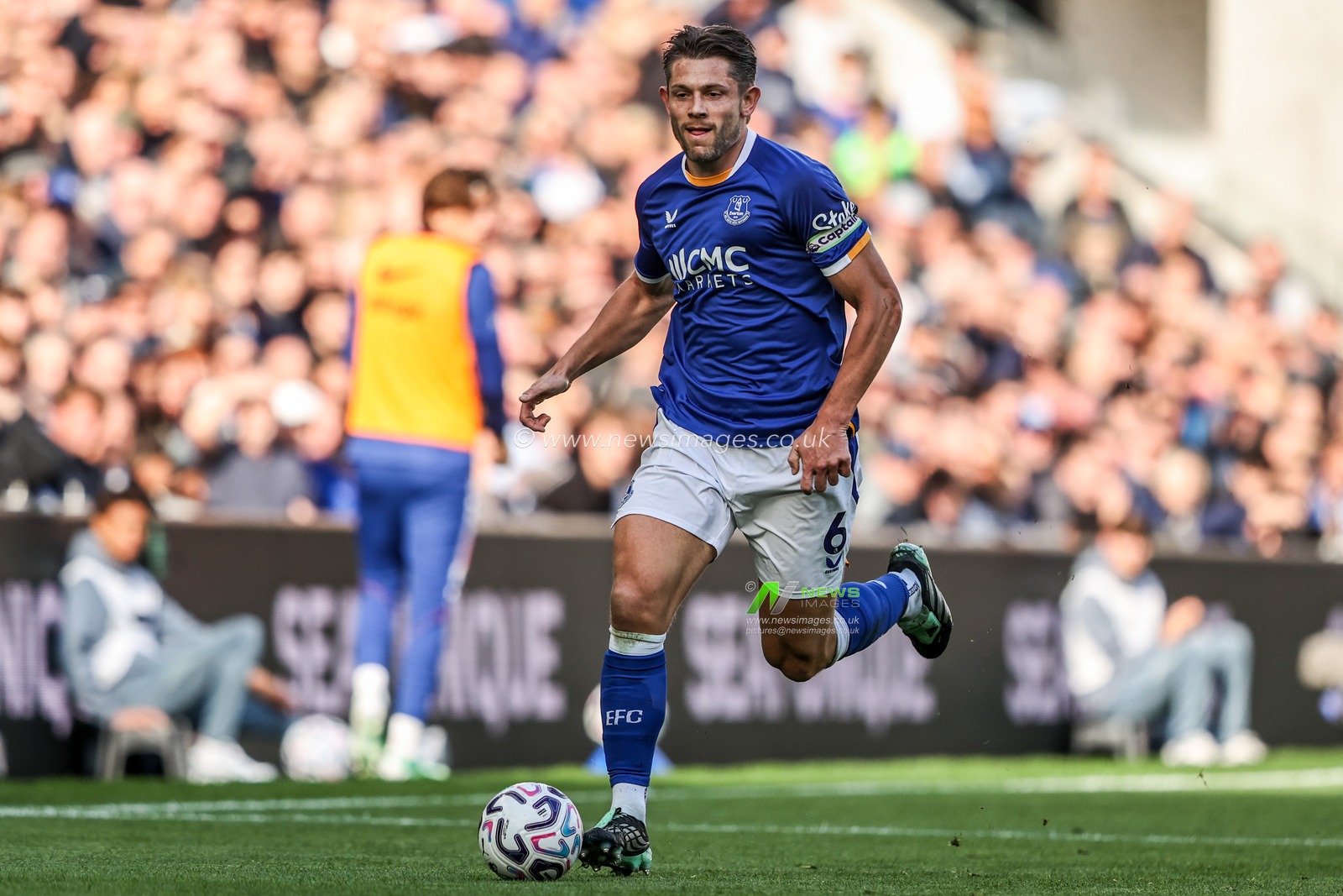 James Tarkowski of Everton breaks with the ball during the Premier League match Everton vs Chelsea at Hill Dickinson Stadium, Liverpool, United Kingdom on 17 October 2026

(Photo by Alfie Cosgrove/News Images)