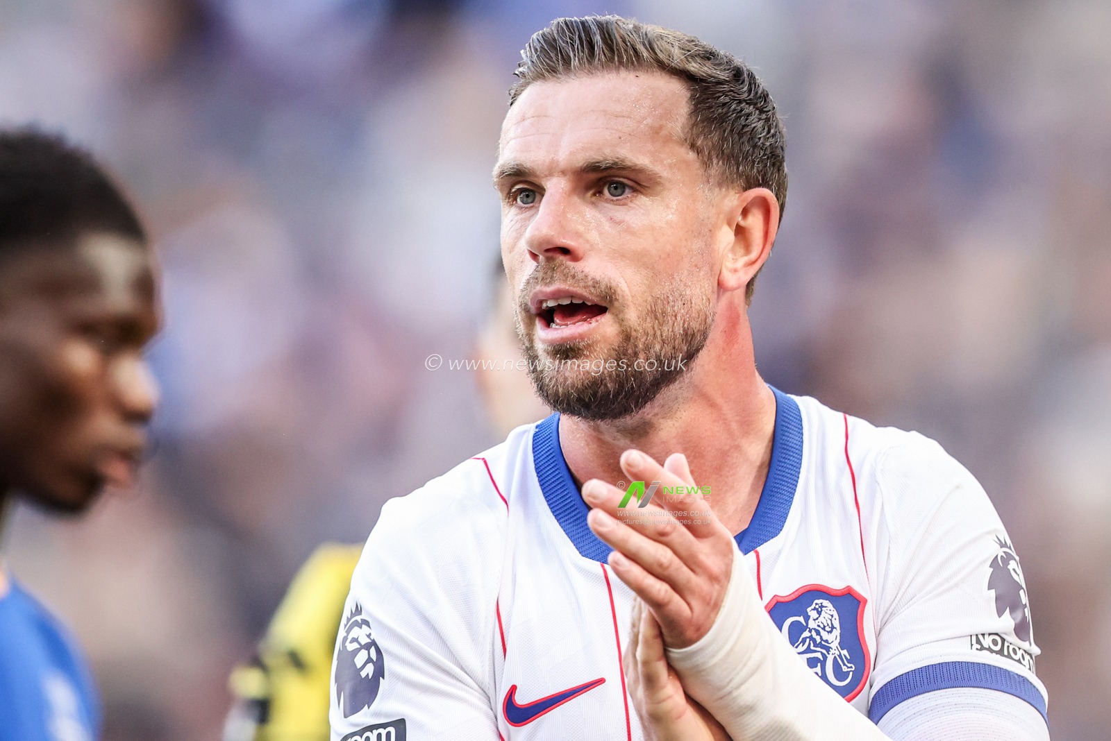 Jordan Henderson of Chelsea applauds his teammates during the Premier League match Everton vs Chelsea at Hill Dickinson Stadium, Liverpool, United Kingdom on 17 October 2026

(Photo by Alfie Cosgrove/News Images)