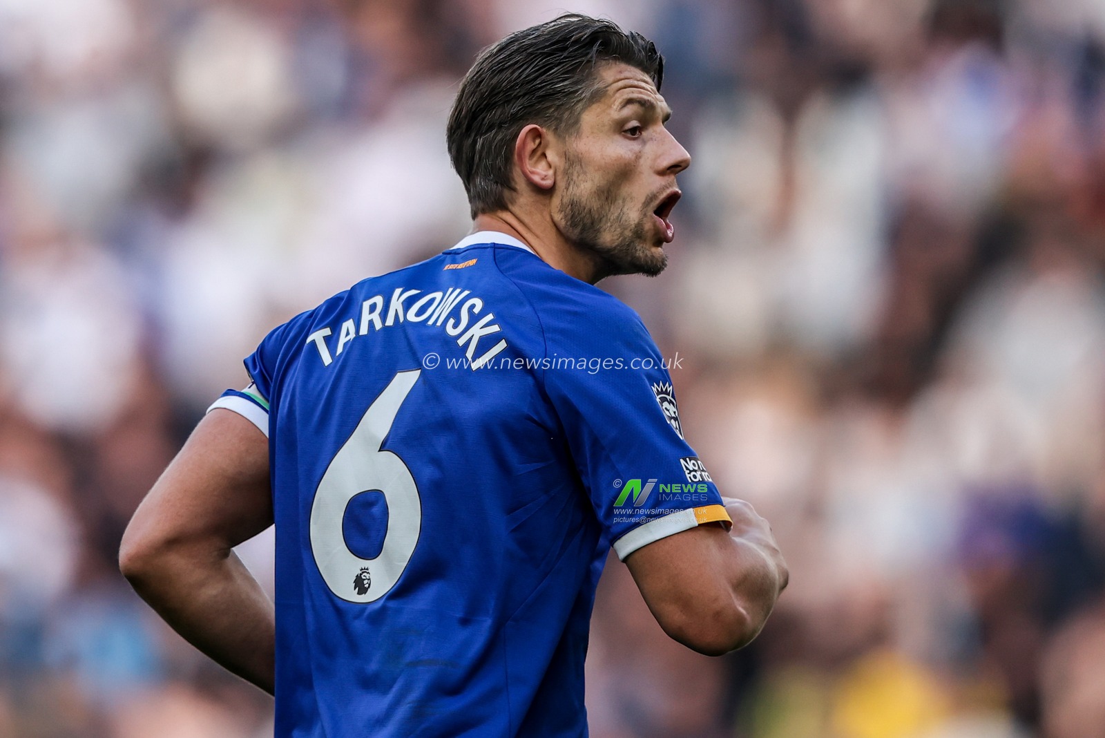 James Tarkowski of Everton gives his team instructions during the Premier League match Everton vs Chelsea at Hill Dickinson Stadium, Liverpool, United Kingdom on 17 October 2026

(Photo by Alfie Cosgrove/News Images)