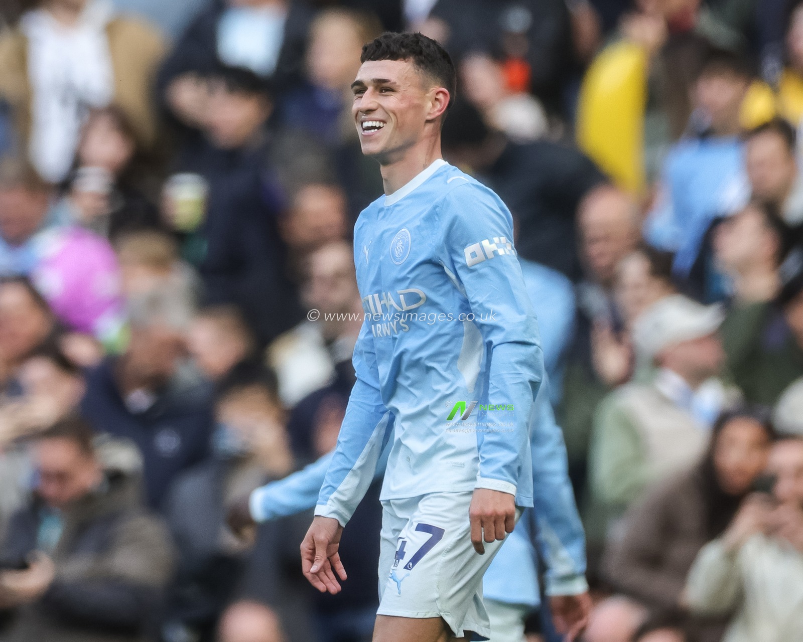 Phil Foden of Manchester City celebrates his goal to make it 1-0 during the Premier League match Manchester City vs Ipswich Town at Etihad Stadium, Manchester, United Kingdom on 17 October 2026

(Photo by Mark Cosgrove/News Images)