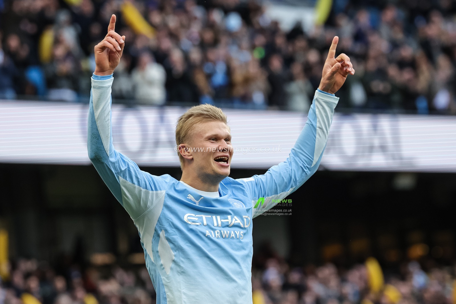 Erling Haaland of Manchester City celebrates his goal to make it 2-1 during the Premier League match Manchester City vs Ipswich Town at Etihad Stadium, Manchester, United Kingdom on 17 October 2026

(Photo by Mark Cosgrove/News Images)