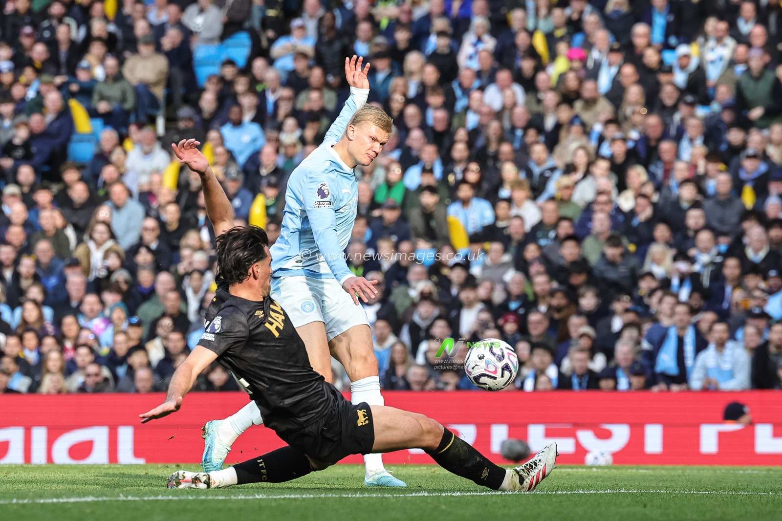 Erling Haaland of Manchester City shoots on goal during the Premier League match Manchester City vs Ipswich Town at Etihad Stadium, Manchester, United Kingdom on 17 October 2026

(Photo by Mark Cosgrove/News Images)