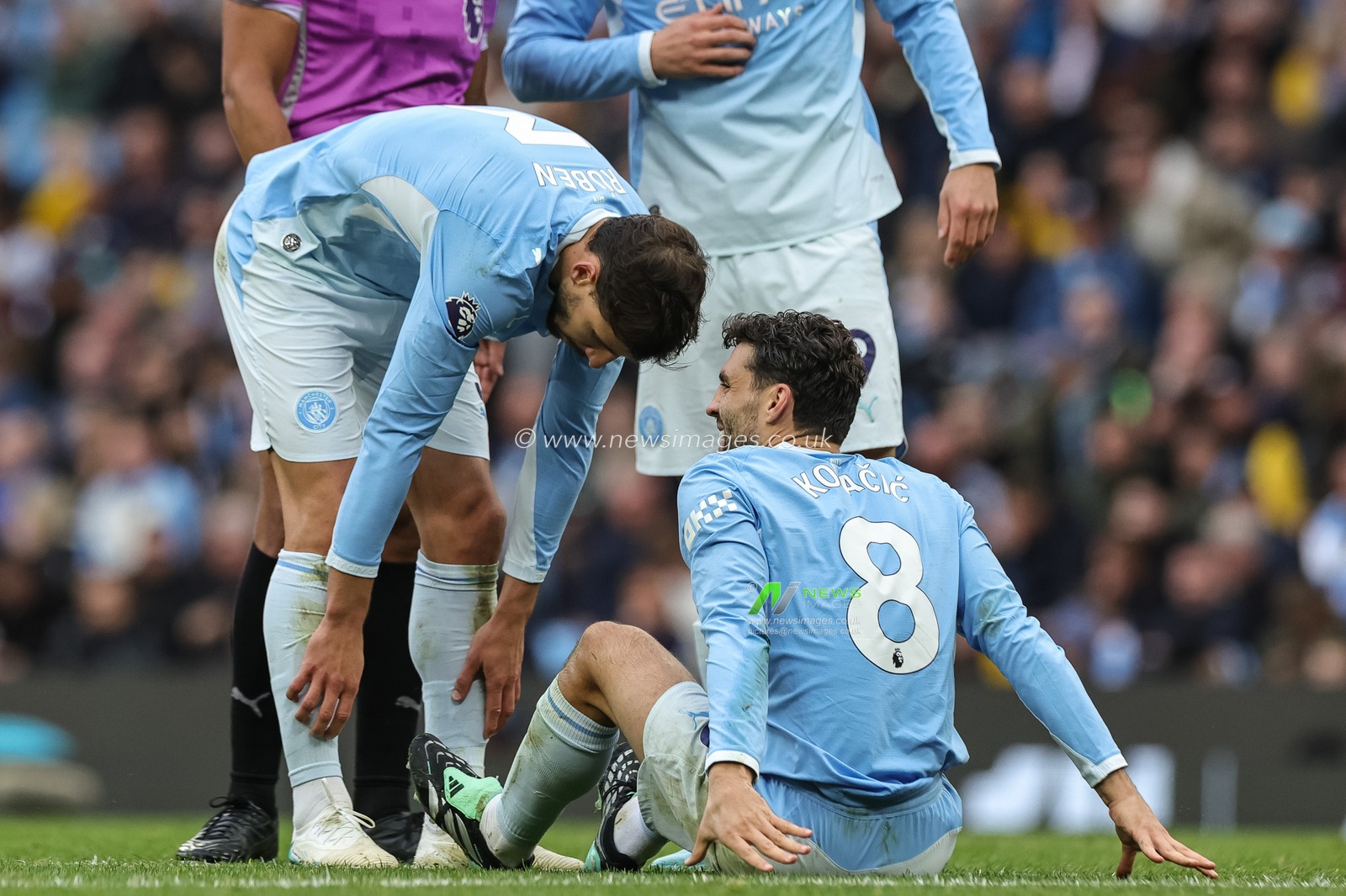 Ruben Dias of Manchester City checks on injured Mateo Kovacic of Manchester City during the Premier League match Manchester City vs Ipswich Town at Etihad Stadium, Manchester, United Kingdom on 17 October 2026

(Photo by Mark Cosgrove/News Images)