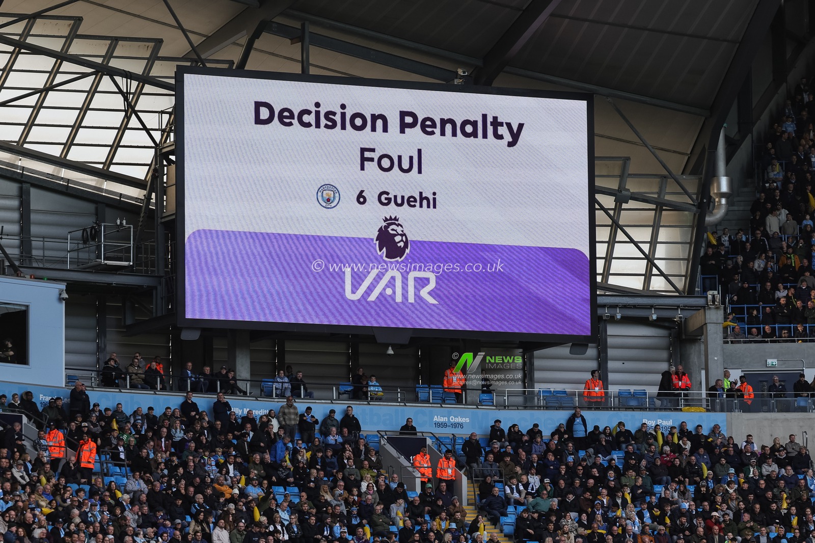 VAR awards Ipswich a penalty after Marc Guehi of Manchester City foul inside the penalty area during the Premier League match Manchester City vs Ipswich Town at Etihad Stadium, Manchester, United Kingdom on 17 October 2026

(Photo by Mark Cosgrove/News Images)