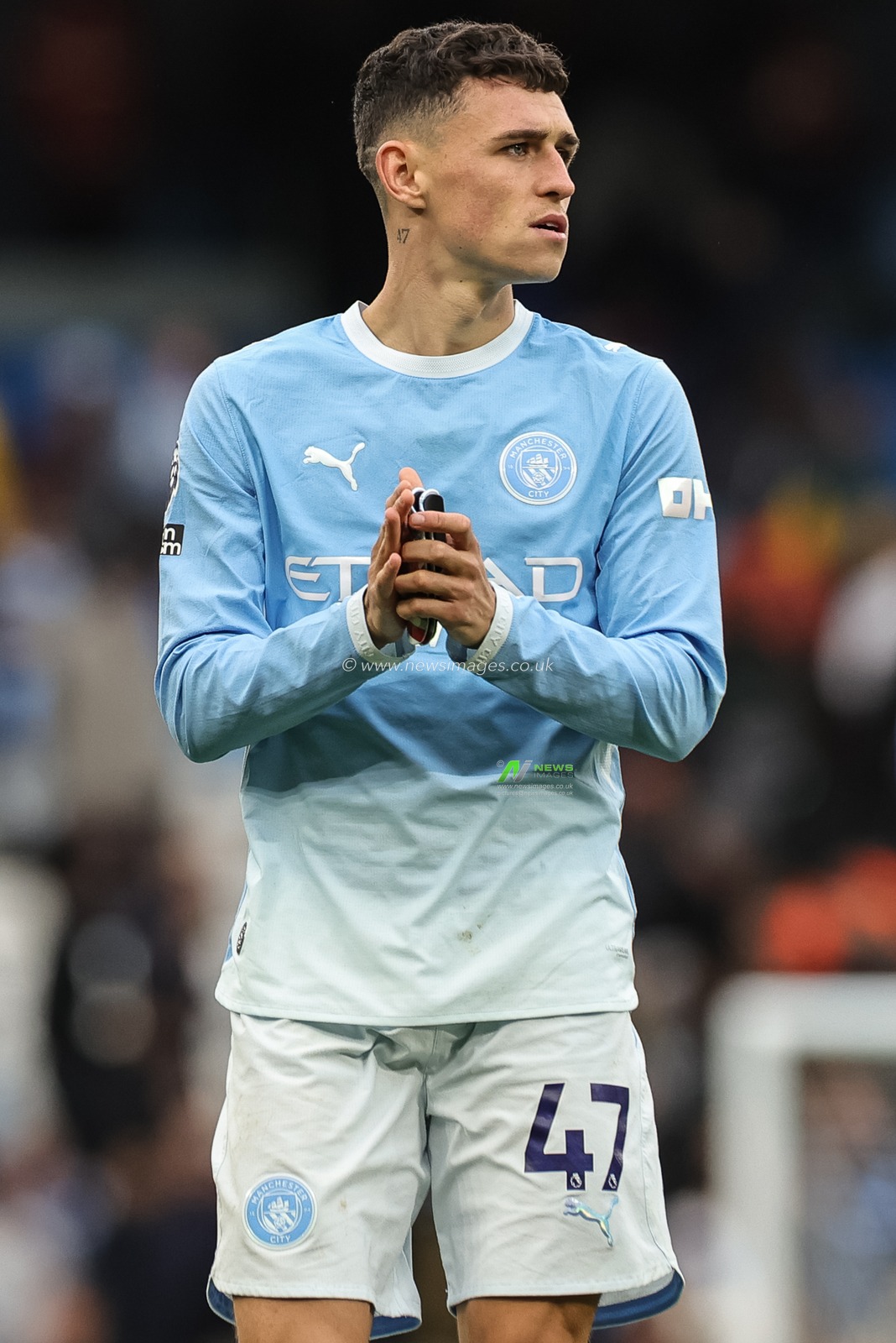 Phil Foden of Manchester City applauds the fans during the Premier League match Manchester City vs Ipswich Town at Etihad Stadium, Manchester, United Kingdom on 17 October 2026

(Photo by Mark Cosgrove/News Images)