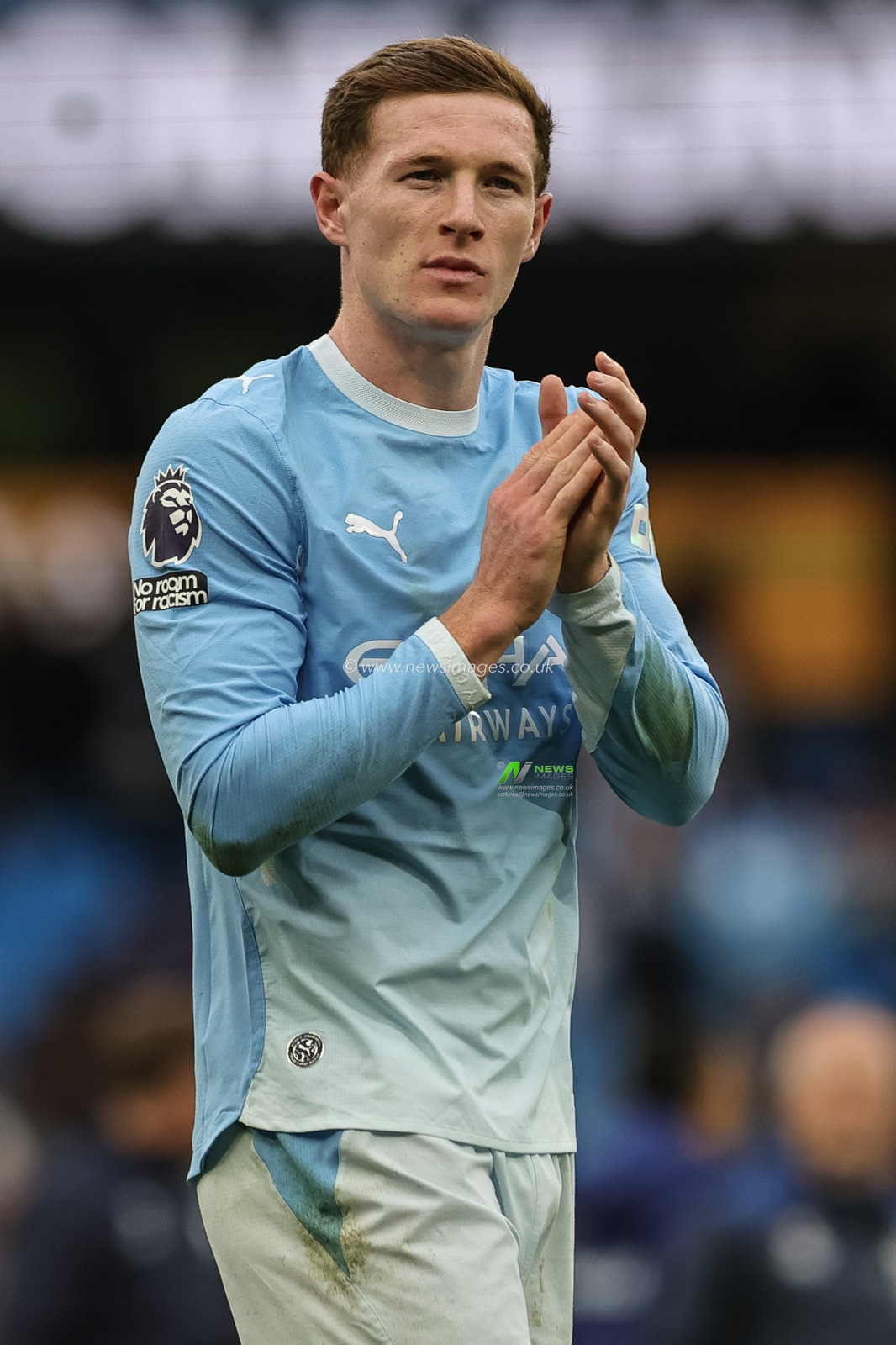 Elliot Anderson of Manchester City applauds the fans during the Premier League match Manchester City vs Ipswich Town at Etihad Stadium, Manchester, United Kingdom on 17 October 2026

(Photo by Mark Cosgrove/News Images)