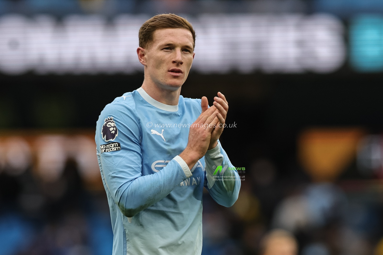 Elliot Anderson of Manchester City applauds the fans during the Premier League match Manchester City vs Ipswich Town at Etihad Stadium, Manchester, United Kingdom on 17 October 2026

(Photo by Mark Cosgrove/News Images)