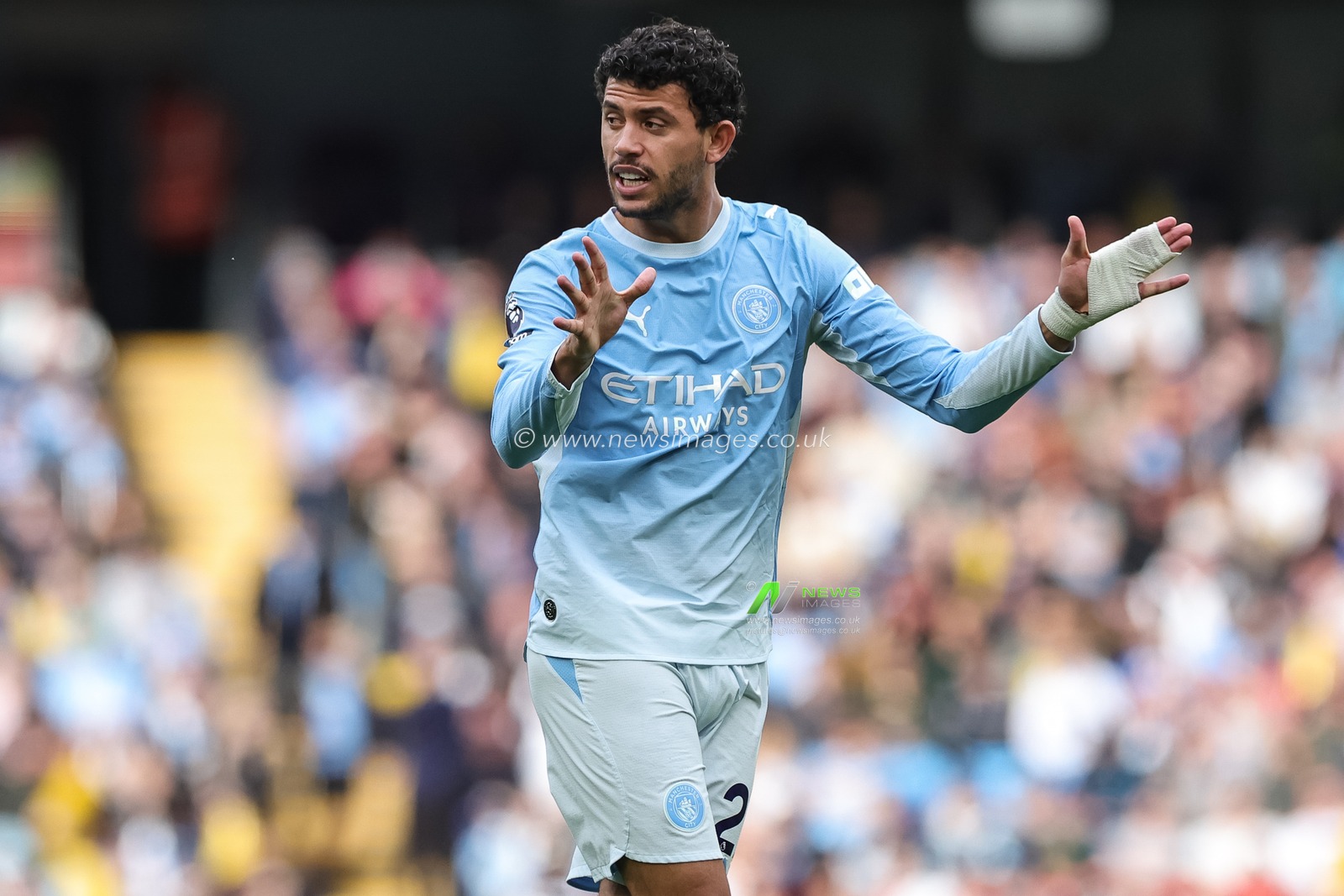Matheus Nunes of Manchester City gives his team instructions during the Premier League match Manchester City vs Ipswich Town at Etihad Stadium, Manchester, United Kingdom on 17 October 2026

(Photo by Mark Cosgrove/News Images)
