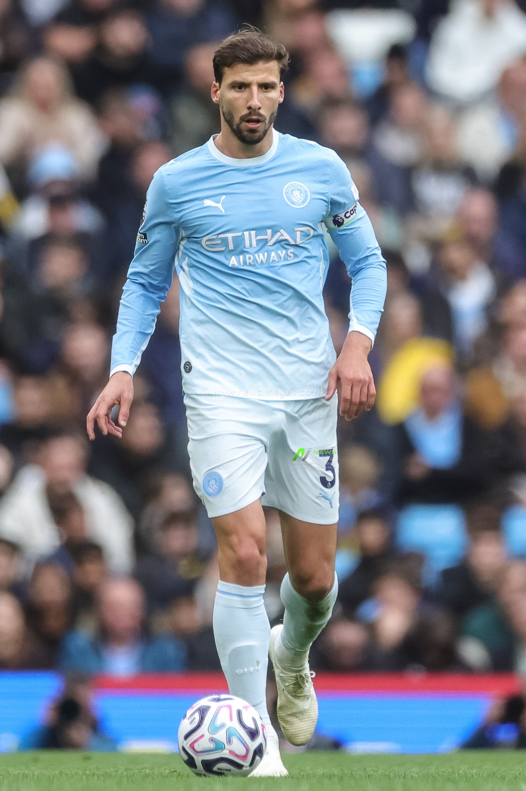 Ruben Dias of Manchester City with the ball during the Premier League match Manchester City vs Ipswich Town at Etihad Stadium, Manchester, United Kingdom on 17 October 2026

(Photo by Mark Cosgrove/News Images)