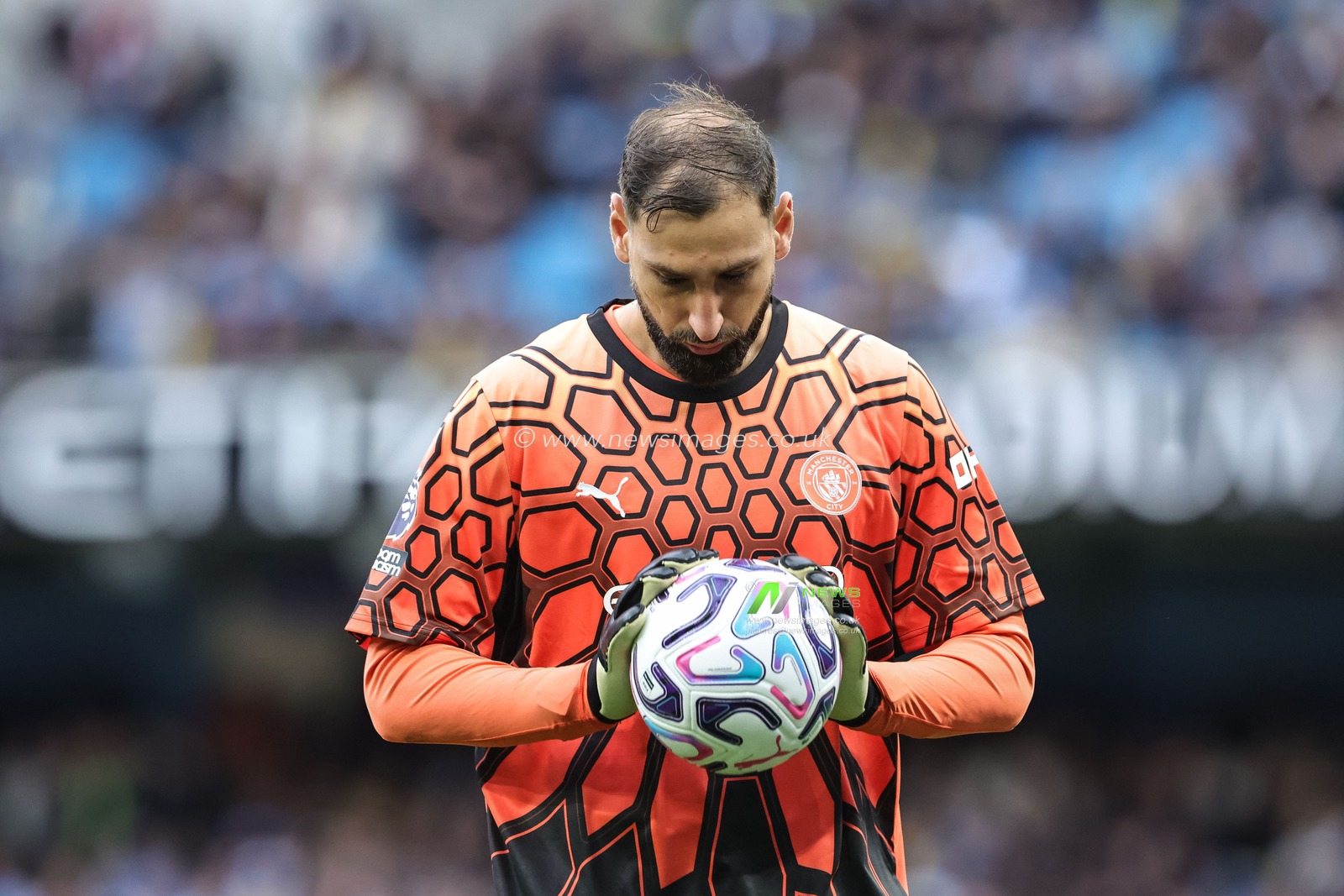 Manchester City goalkeeper Gianluigi Donnarumma with the ball during the Premier League match Manchester City vs Ipswich Town at Etihad Stadium, Manchester, United Kingdom on 17 October 2026

(Photo by Mark Cosgrove/News Images)