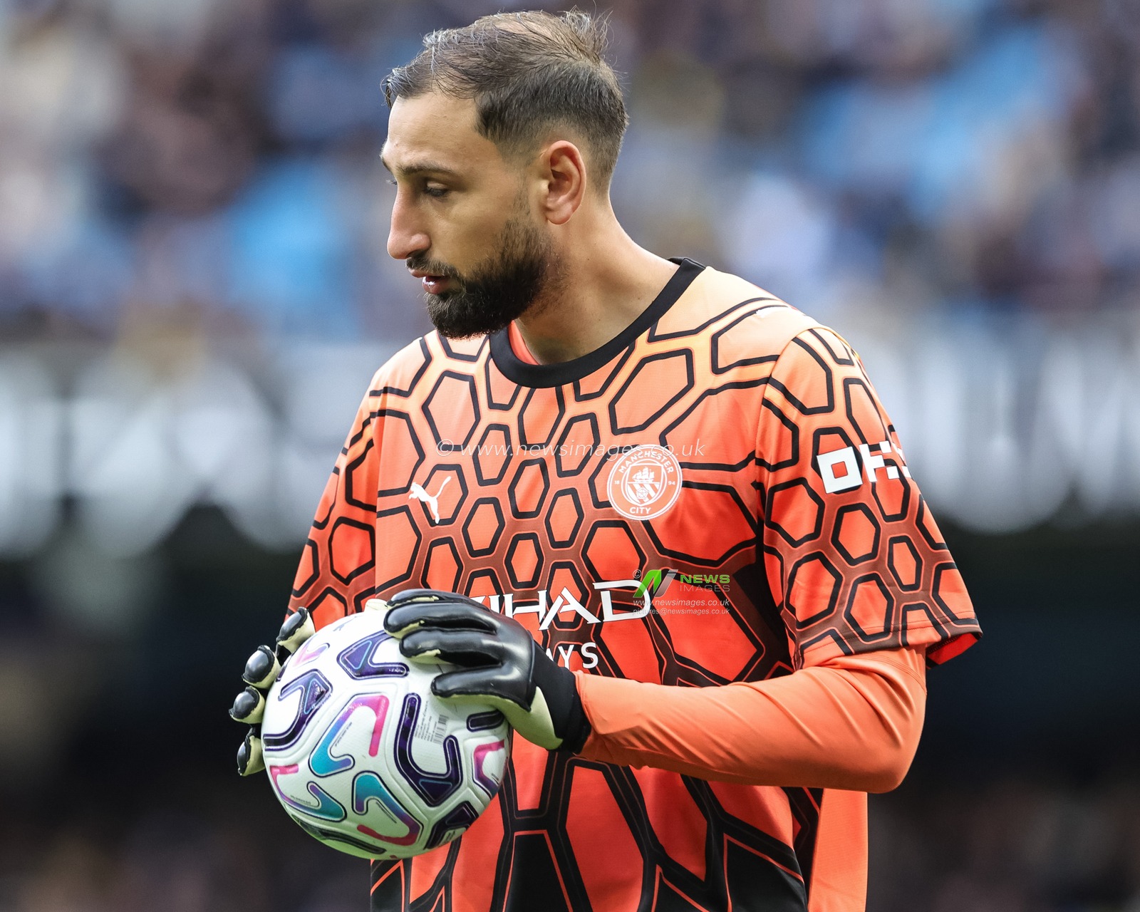 Manchester City goalkeeper Gianluigi Donnarumma with the ball during the Premier League match Manchester City vs Ipswich Town at Etihad Stadium, Manchester, United Kingdom on 17 October 2026

(Photo by Mark Cosgrove/News Images)