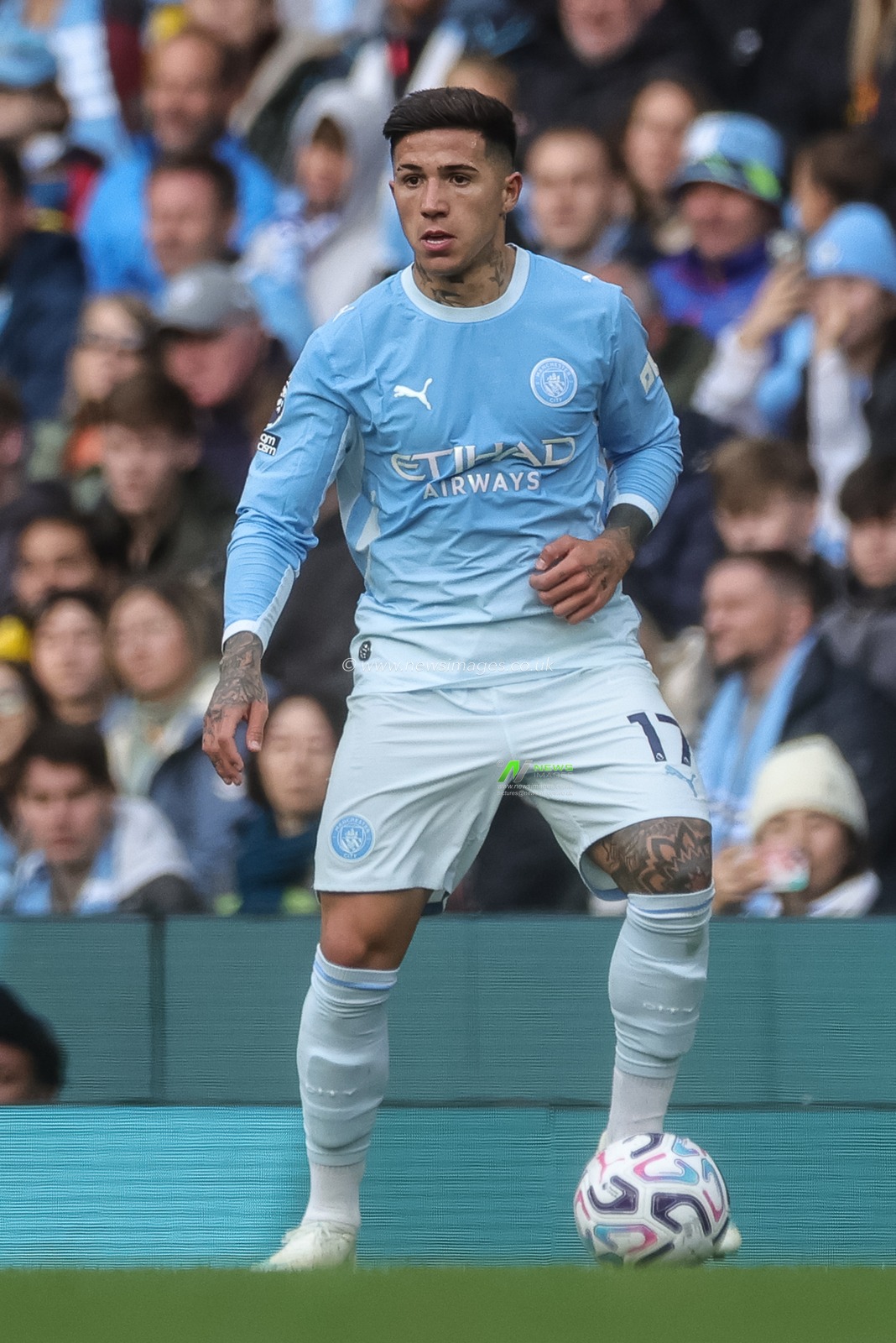 Enzo Fernandez of Manchester City with the ball during the Premier League match Manchester City vs Ipswich Town at Etihad Stadium, Manchester, United Kingdom on 17 October 2026

(Photo by Mark Cosgrove/News Images)