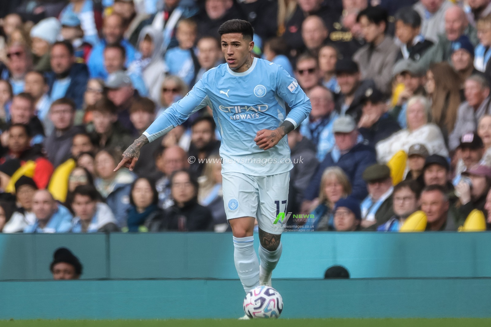 Enzo Fernandez of Manchester City with the ball during the Premier League match Manchester City vs Ipswich Town at Etihad Stadium, Manchester, United Kingdom on 17 October 2026

(Photo by Mark Cosgrove/News Images)
