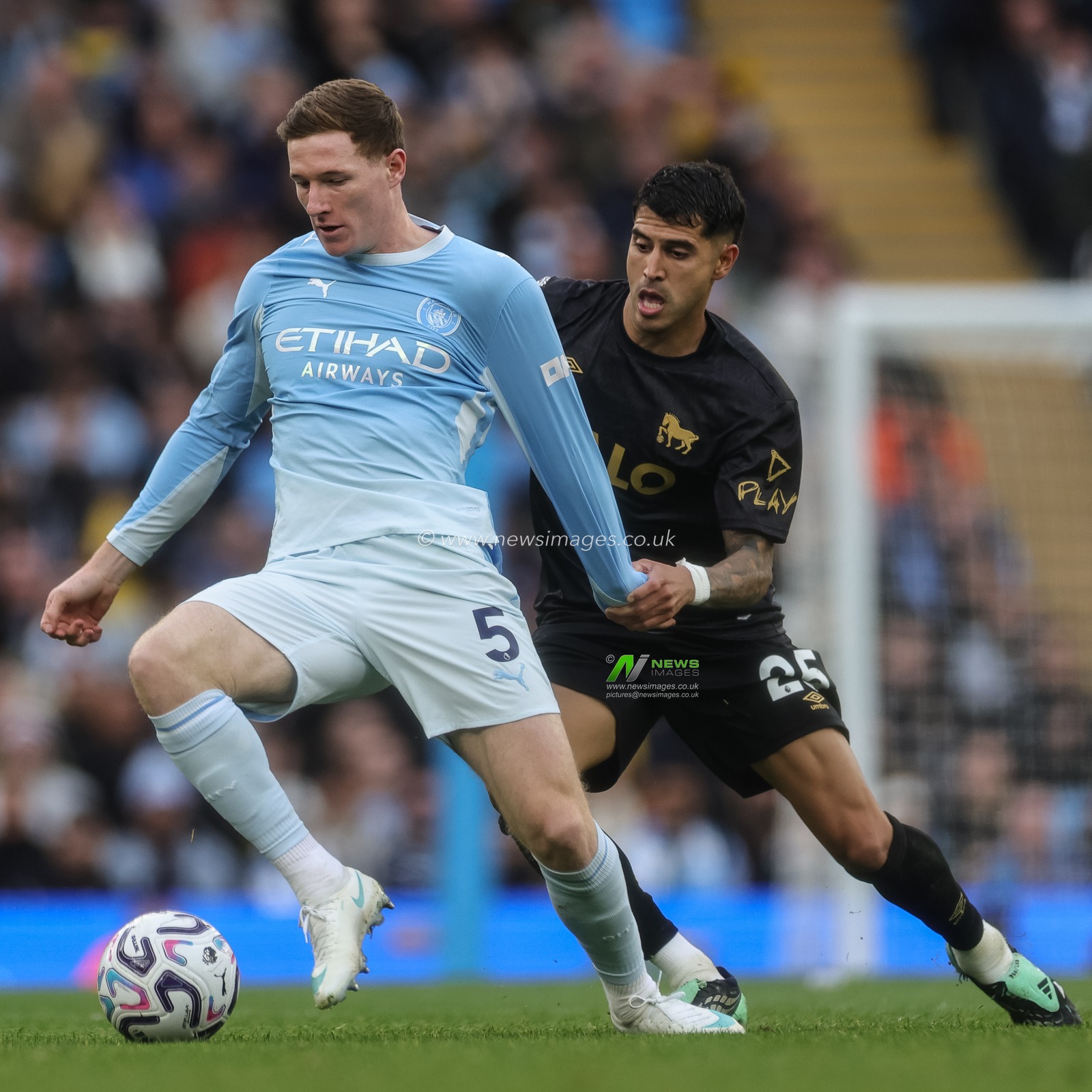 Elliot Anderson of Manchester City holds off Exequiel Palacios of Ipswich Town  during the Premier League match Manchester City vs Ipswich Town at Etihad Stadium, Manchester, United Kingdom on 17 October 2026

(Photo by Mark Cosgrove/News Images)
