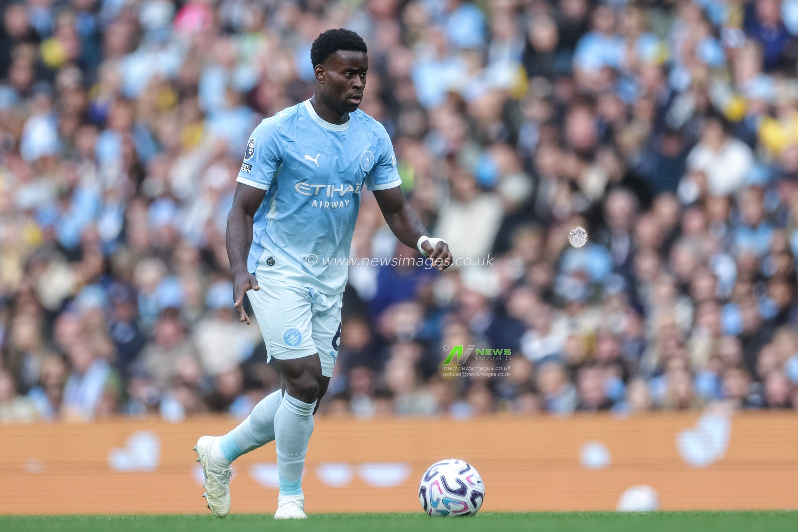 Marc Guehi of Manchester City with the ball during the Premier League match Manchester City vs Ipswich Town at Etihad Stadium, Manchester, United Kingdom on 17 October 2026

(Photo by Mark Cosgrove/News Images)