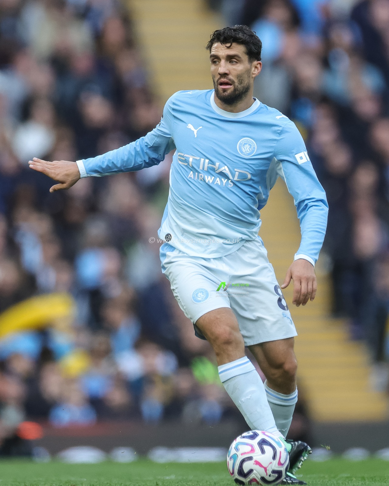 Mateo Kovacic of Manchester City with the ball during the Premier League match Manchester City vs Ipswich Town at Etihad Stadium, Manchester, United Kingdom on 17 October 2026

(Photo by Mark Cosgrove/News Images)