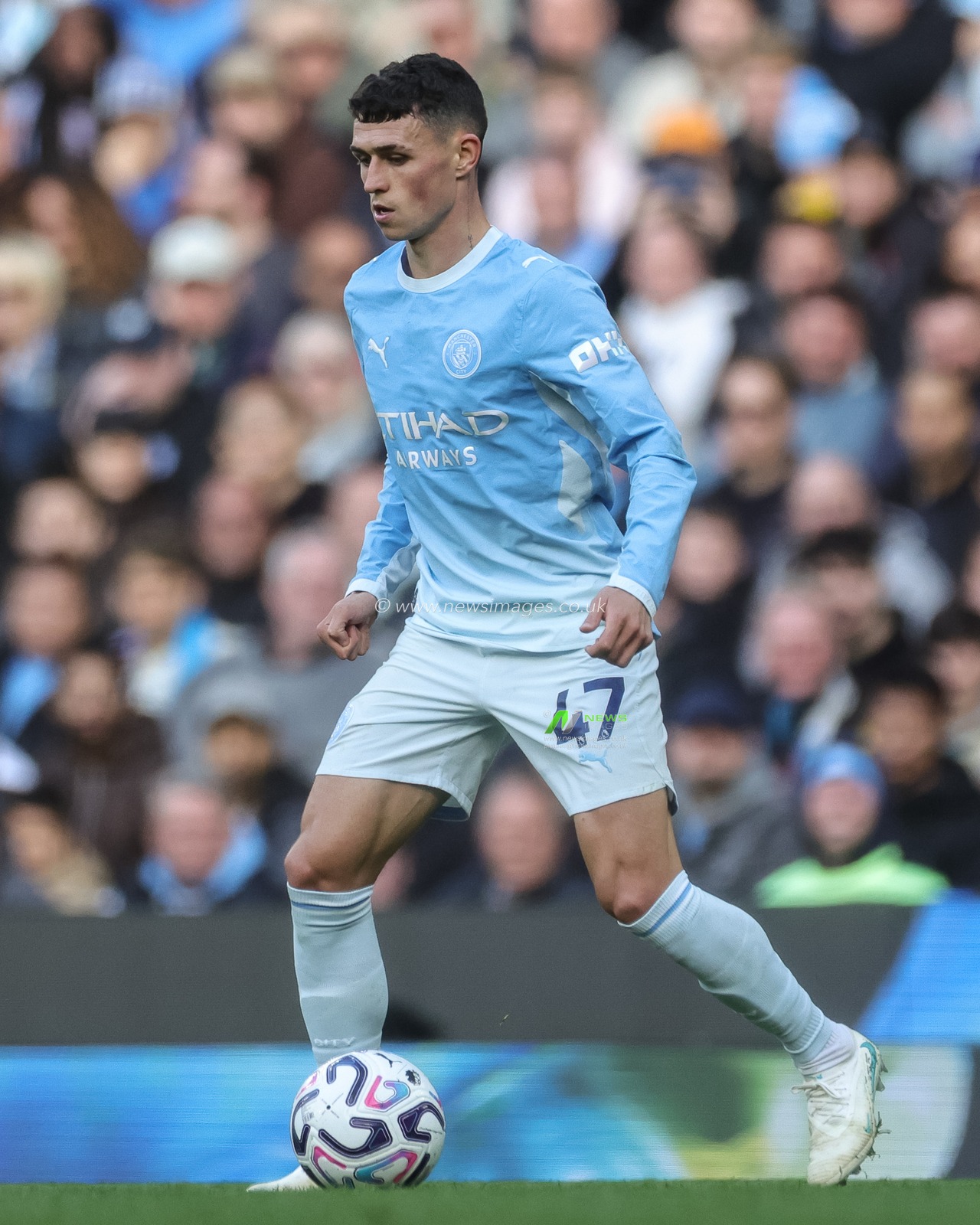 Phil Foden of Manchester City with the ball during the Premier League match Manchester City vs Ipswich Town at Etihad Stadium, Manchester, United Kingdom on 17 October 2026

(Photo by Mark Cosgrove/News Images)