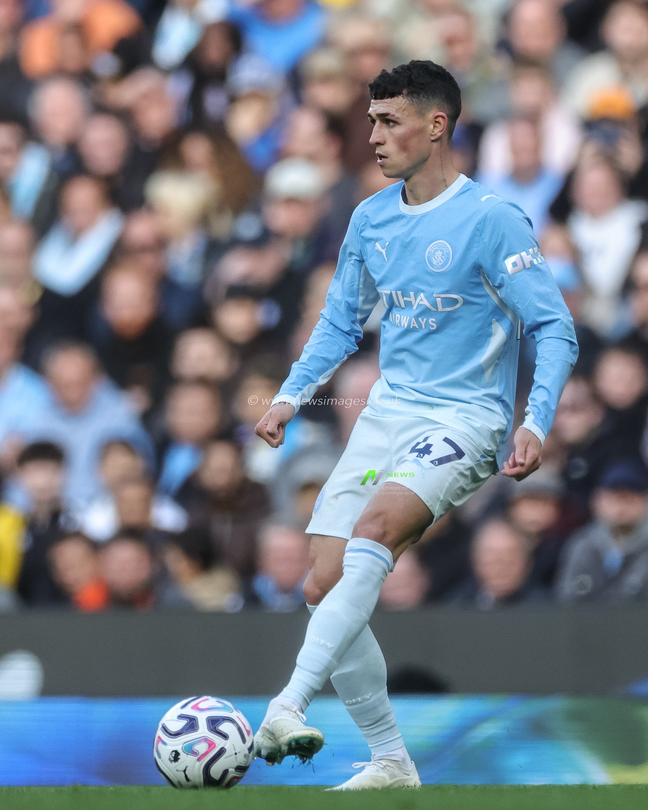 Phil Foden of Manchester City with the ball during the Premier League match Manchester City vs Ipswich Town at Etihad Stadium, Manchester, United Kingdom on 17 October 2026

(Photo by Mark Cosgrove/News Images)