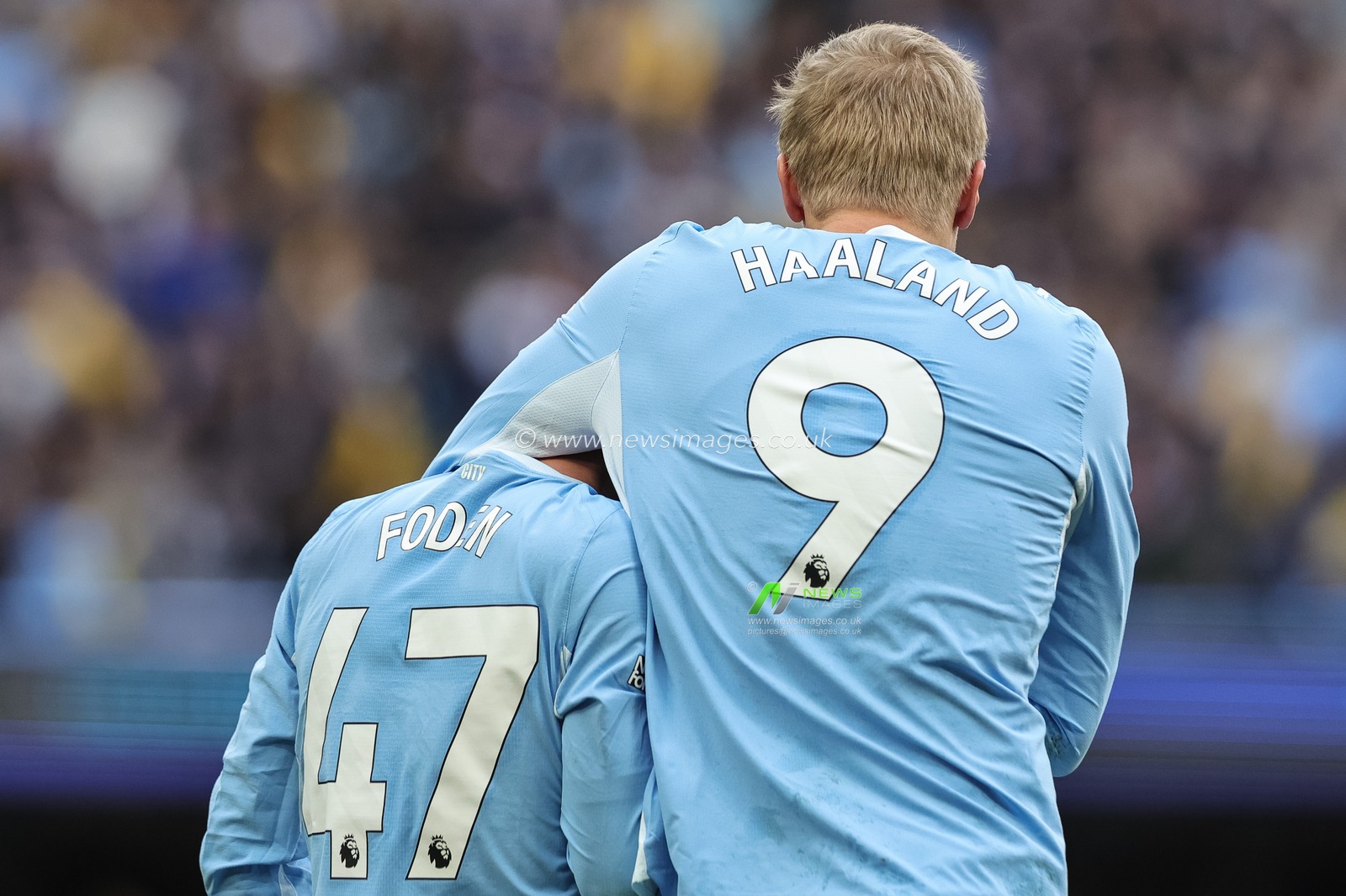 Erling Haaland of Manchester City celebrates his first goal with Phil Foden during the Premier League match Manchester City vs Ipswich Town at Etihad Stadium, Manchester, United Kingdom on 17 October 2026

(Photo by Mark Cosgrove/News Images)