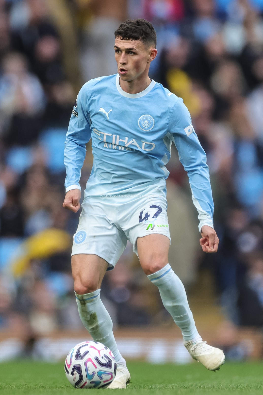 Phil Foden of Manchester City with the ball during the Premier League match Manchester City vs Ipswich Town at Etihad Stadium, Manchester, United Kingdom on 17 October 2026

(Photo by Mark Cosgrove/News Images)