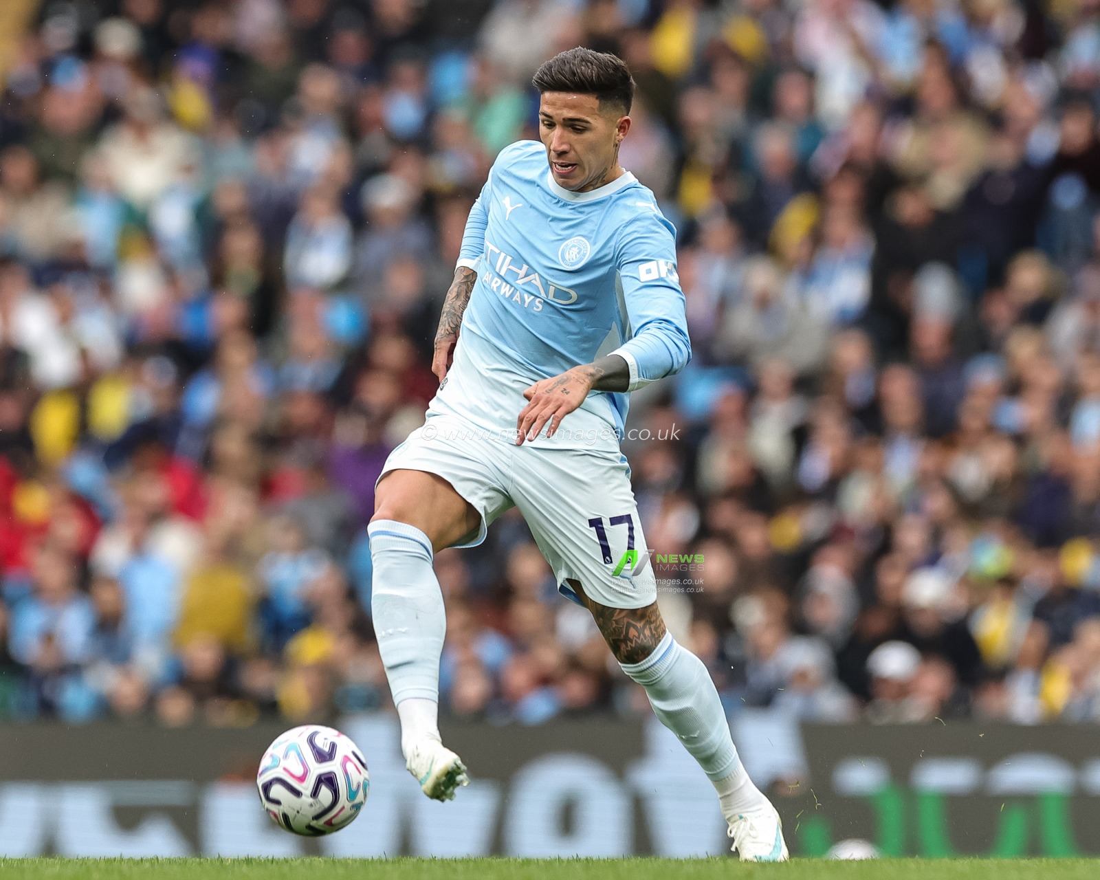 Enzo Fernandez of Manchester City in action during the Premier League match Manchester City vs Ipswich Town at Etihad Stadium, Manchester, United Kingdom on 17 October 2026

(Photo by Mark Cosgrove/News Images)
