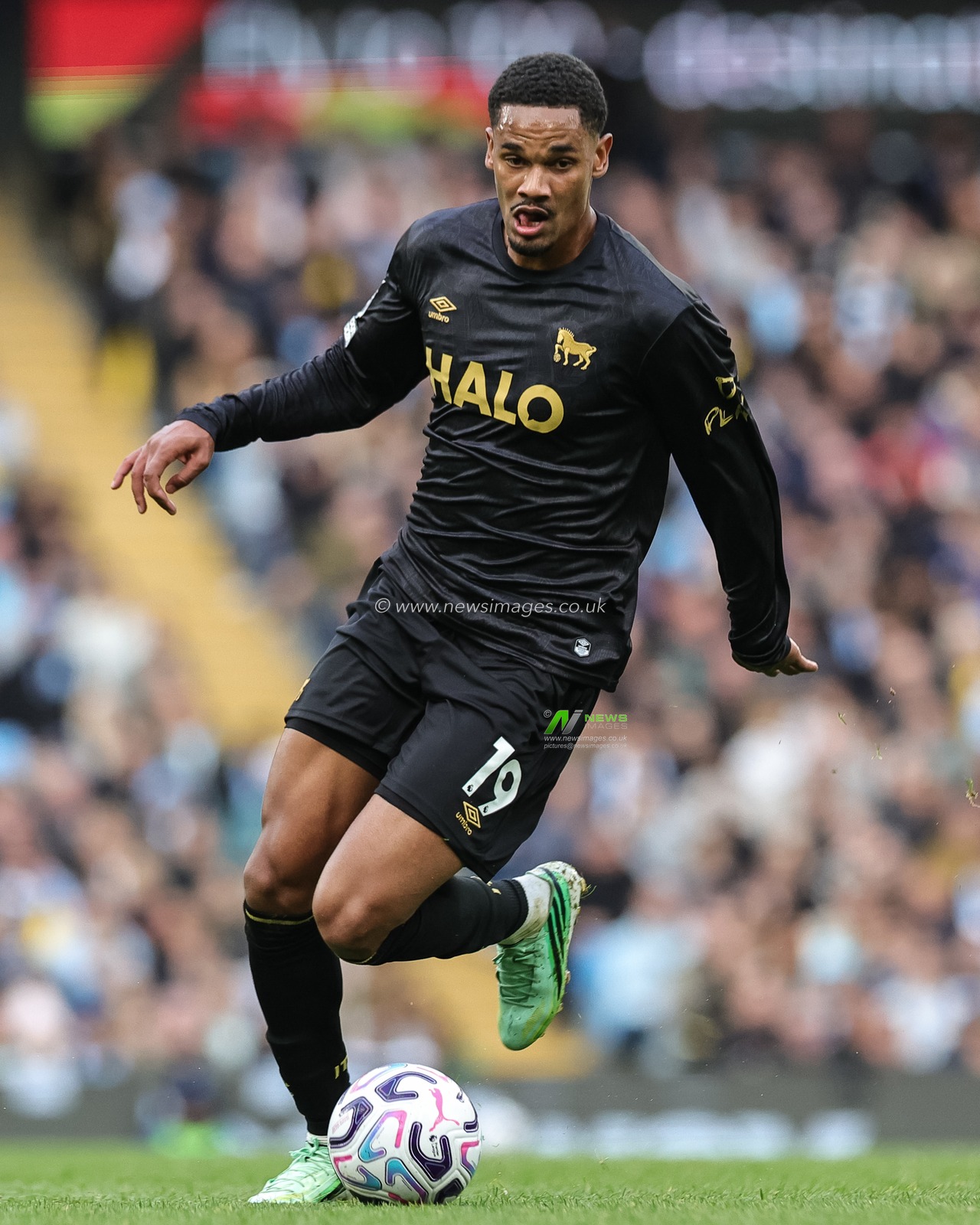 Emersonn of Ipswich Town breaks with the ball during the Premier League match Manchester City vs Ipswich Town at Etihad Stadium, Manchester, United Kingdom on 17 October 2026

(Photo by Mark Cosgrove/News Images)
