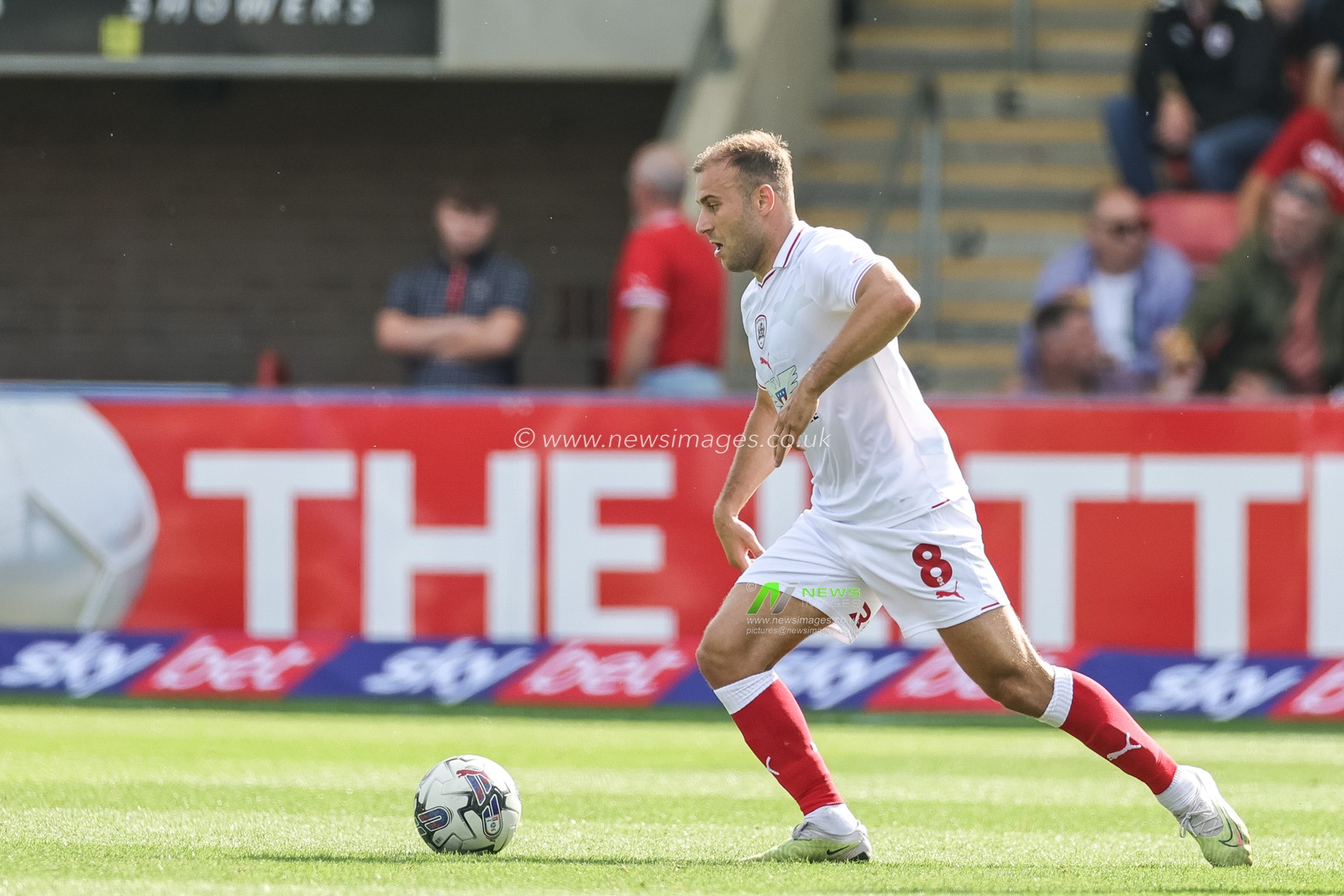 Herbie Kane #8 of Barnsley during the Sky Bet League 1 match Cheltenham Town vs Barnsley at The Jonny-Rocks Stadium, Cheltenham, United Kingdom, 2nd September 2023

(Photo by Mark Cosgrove/News Images)