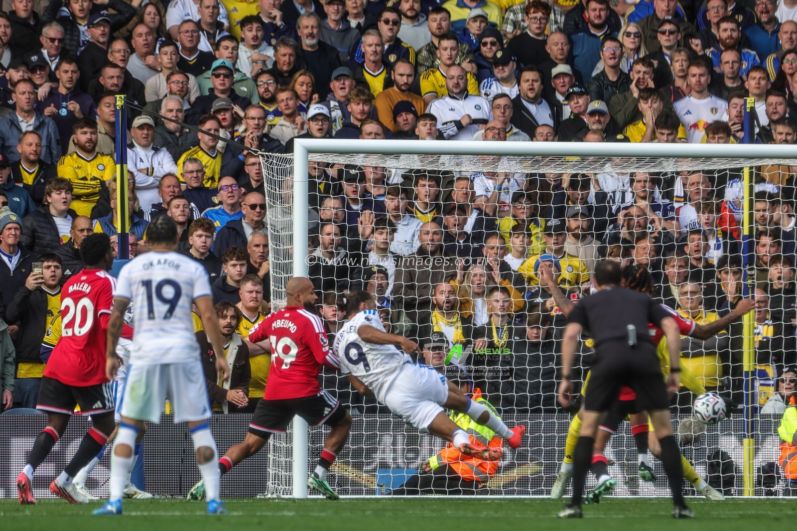Dominic Calvert-Lewin of Leeds United scores to make it 1-1 during the Premier League match Leeds United vs Manchester United at Elland Road, Leeds, United Kingdom on 18 October 2026

(Photo by Mark Cosgrove/News Images)