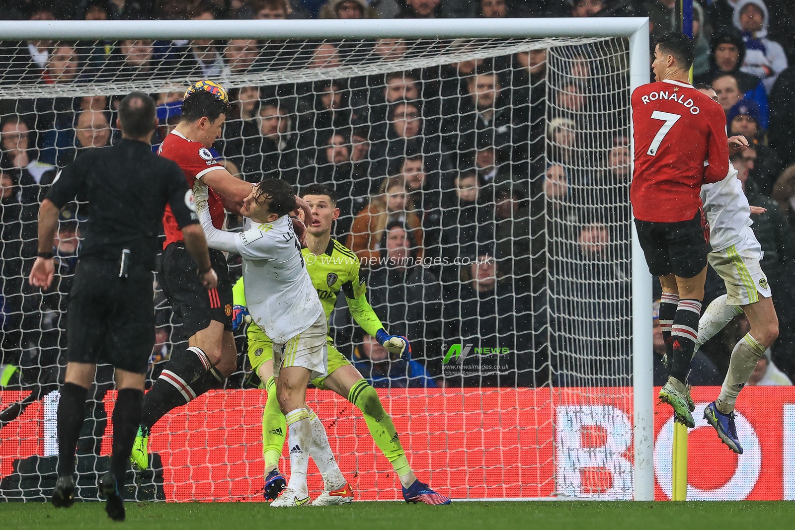 Harry Maguire #5 of Manchester United scores to make it 0-1