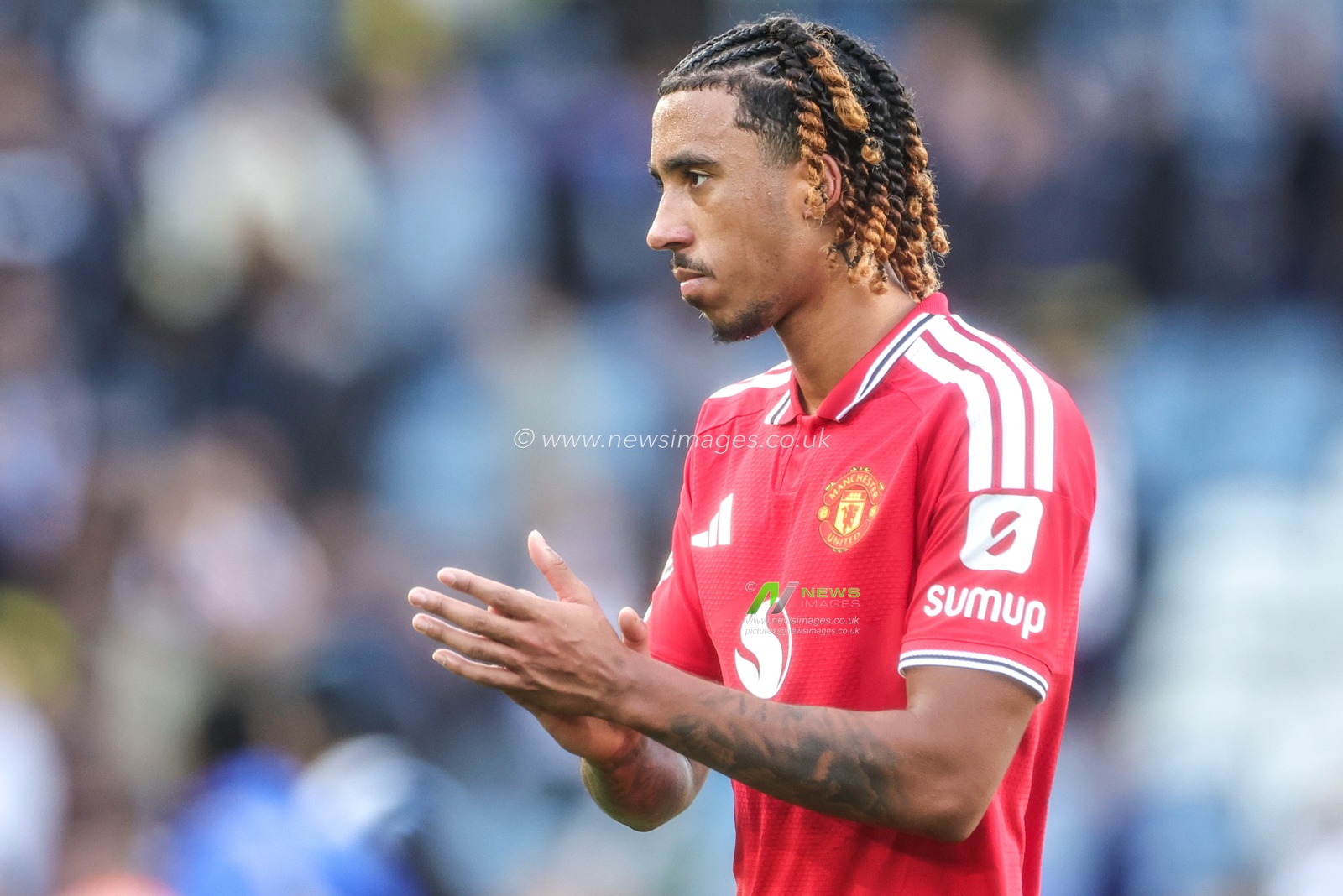 Leny Yoro of Manchester United applauds the fans after the game during the Premier League match Leeds United vs Manchester United at Elland Road, Leeds, United Kingdom on 18 October 2026

(Photo by Mark Cosgrove/News Images)