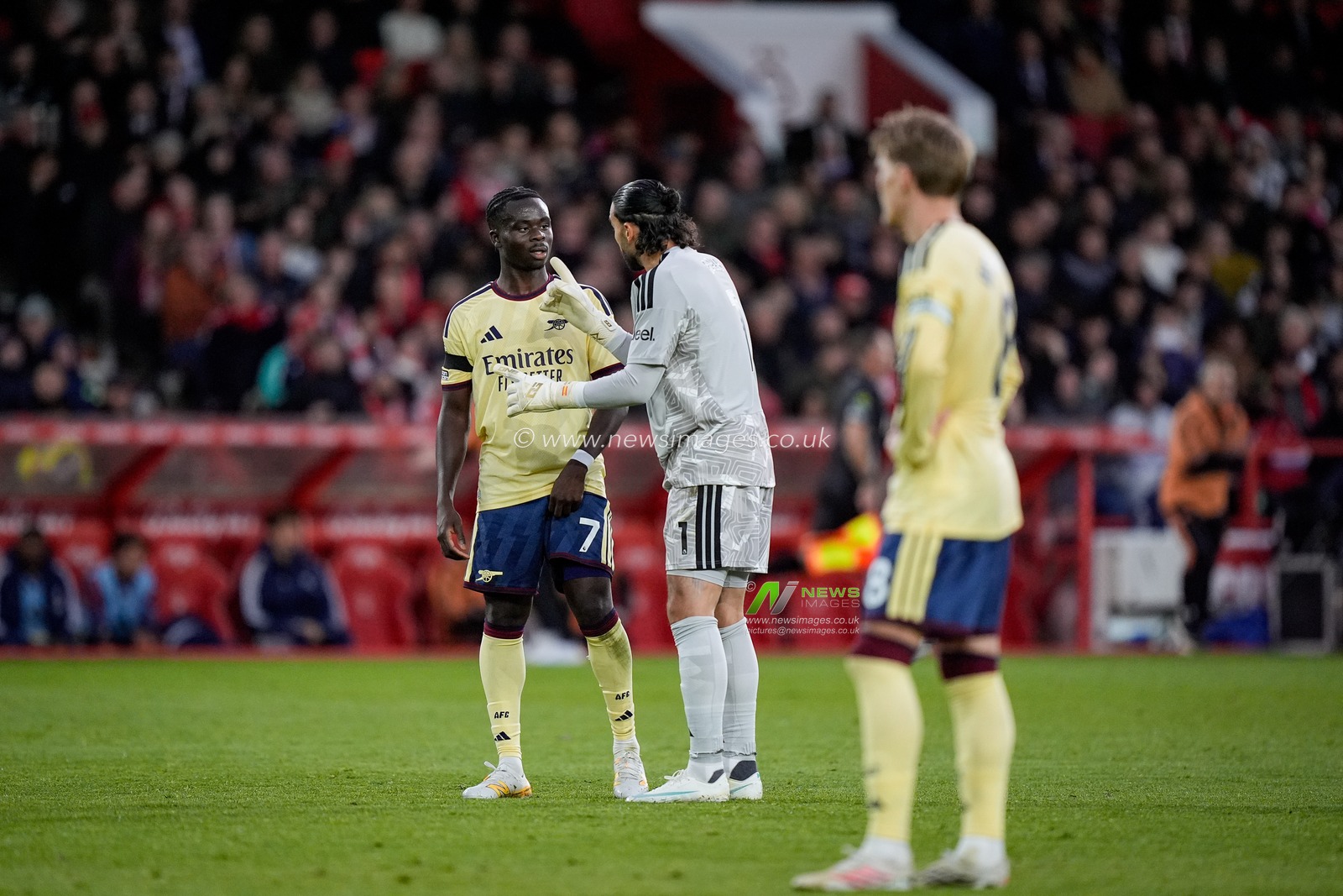 Arsenal goalkeeper David Raya gives his team instructions  to Bukayo Saka of Arsenal during the Premier League match Nottingham Forest vs Arsenal at City Ground, Nottingham, United Kingdom on 18 October 2026

(Photo by Maynard Manyowa/News Images)