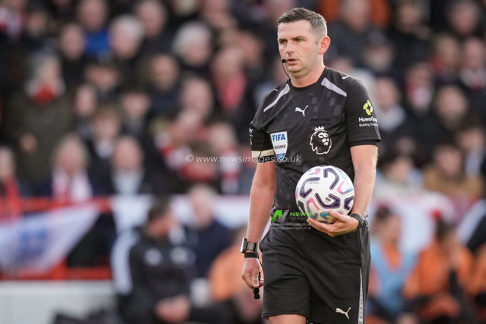 Referee Michael Oliver during the Premier League match Nottingham Forest vs Arsenal at City Ground, Nottingham, United Kingdom on 18 October 2026

(Photo by Maynard Manyowa/News Images)