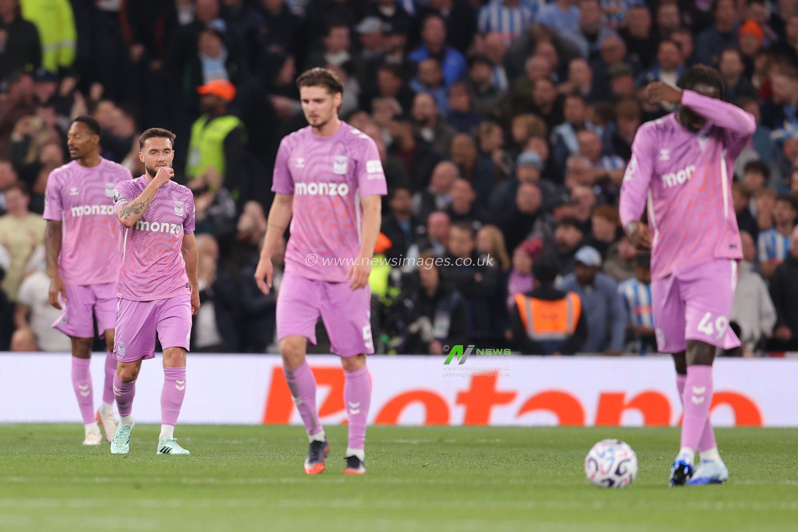 Coventry city players look on as Tottenham make it 1-0 during the Premier League match Tottenham Hotspur vs Coventry City at Tottenham Hotspur Stadium, London, United Kingdom on 19 October 2026

(Photo by Harvey Murphy/News Images)