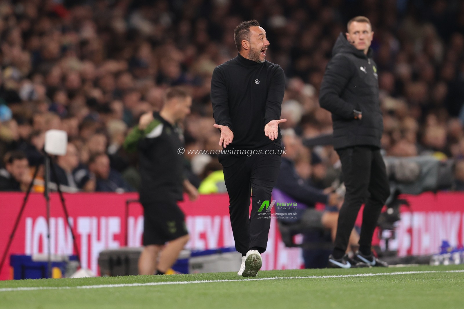 Roberto De Zerbi manager of Tottenham Hotspur during the Premier League match Tottenham Hotspur vs Coventry City at Tottenham Hotspur Stadium, London, United Kingdom on 19 October 2026

(Photo by Harvey Murphy/News Images)