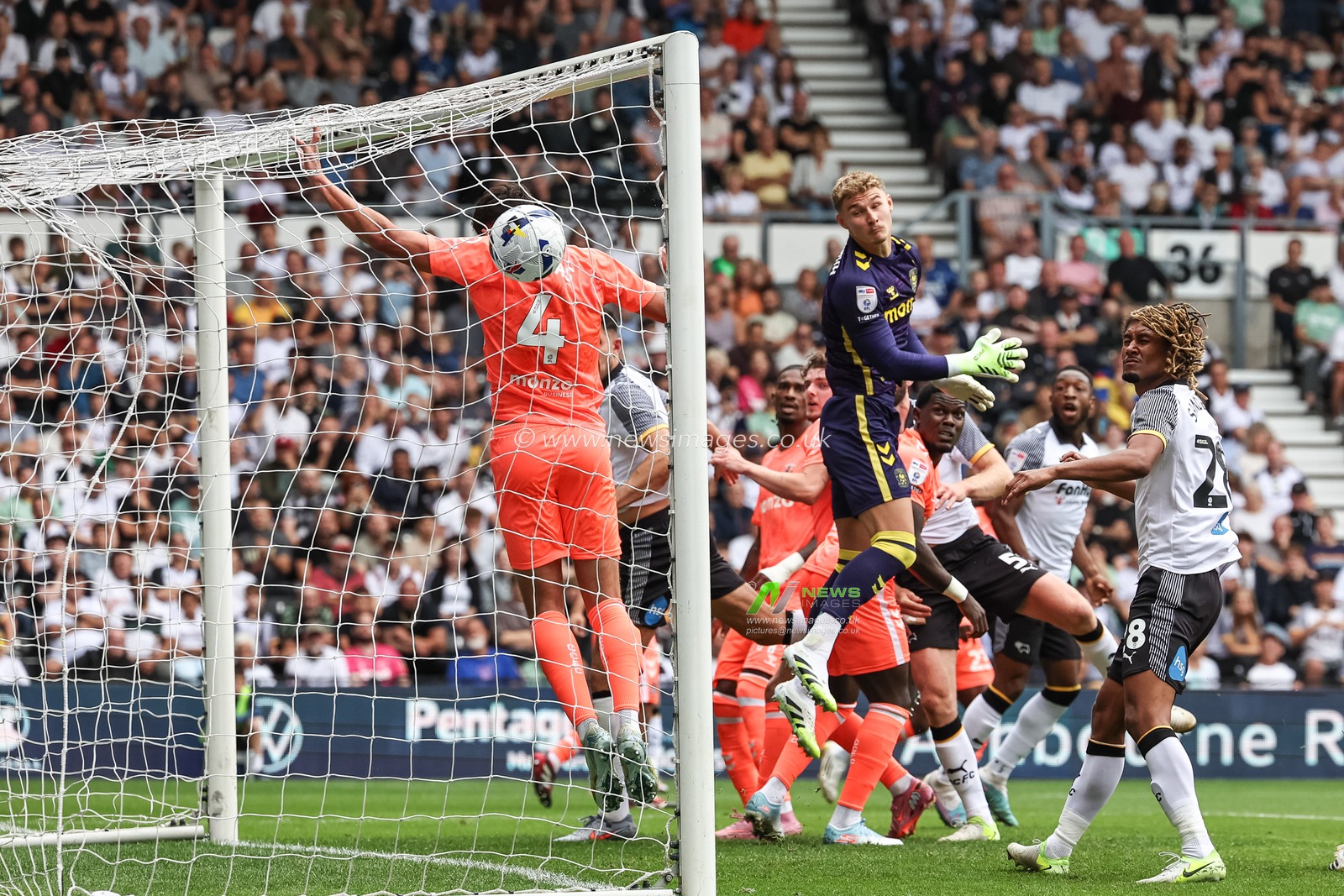 Callum Elder of Derby County scores from a free kick to make it 1-1 during the Sky Bet Championship match Derby County vs Coventry City at Pride Park Stadium, Derby, United Kingdom, 16th August 2025

(Photo by Mark Cosgrove/News Images)