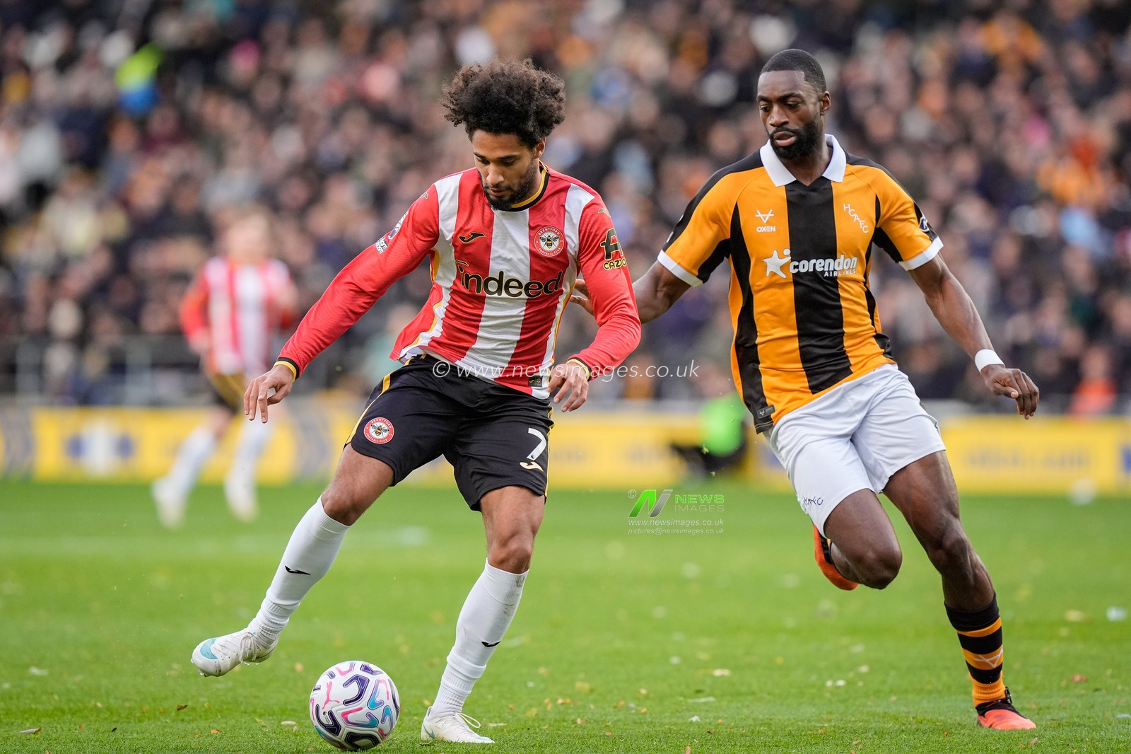 Kevin Schade of Brentford controls the ball  maker by Semi Ajayi of Hull City during the Premier League match Hull City vs Brentford at MKM Stadium, Hull, United Kingdom on 25 October 2026

(Photo by Maynard Manyowa/News Images)