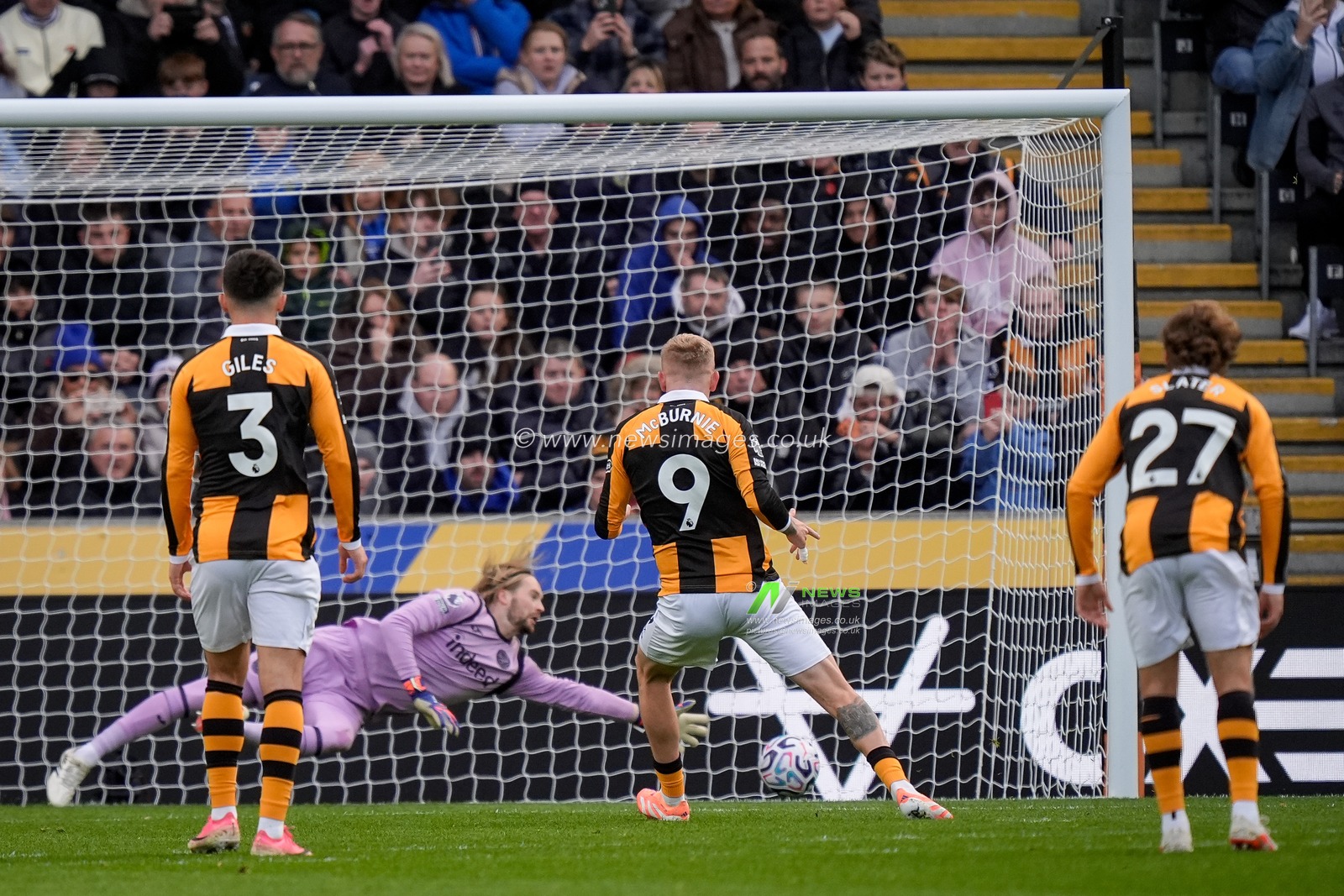 Oliver McBurnie of Hull City scores a penalty to make it  1-0 during the Premier League match Hull City vs Brentford at MKM Stadium, Hull, United Kingdom on 25 October 2026

(Photo by Maynard Manyowa/News Images)