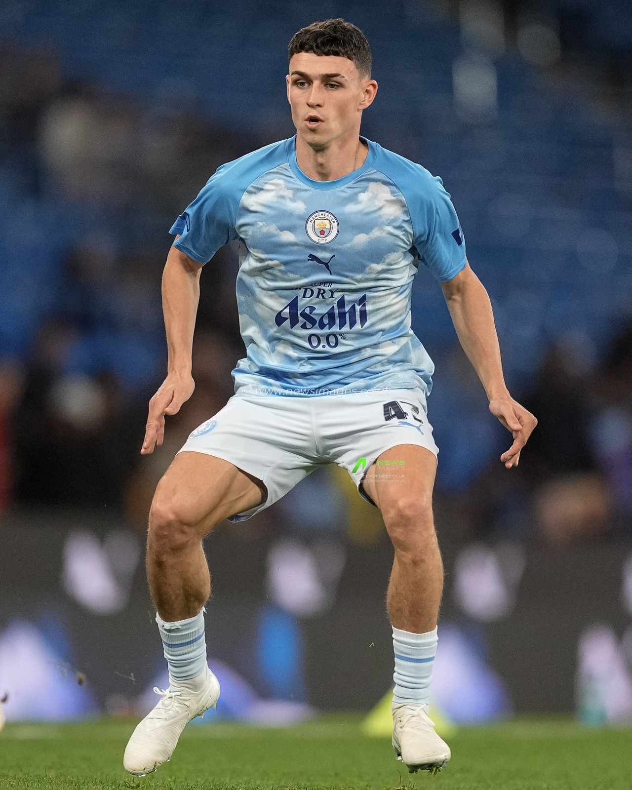 Phil Foden of Manchester City in the pregame warmup session during the Carabao Cup Last 16 match Manchester City vs Brighton & Hove Albion at Etihad Stadium, Manchester, United Kingdom on 28 October 2026

(Photo by Maynard Manyowa/News Images)
