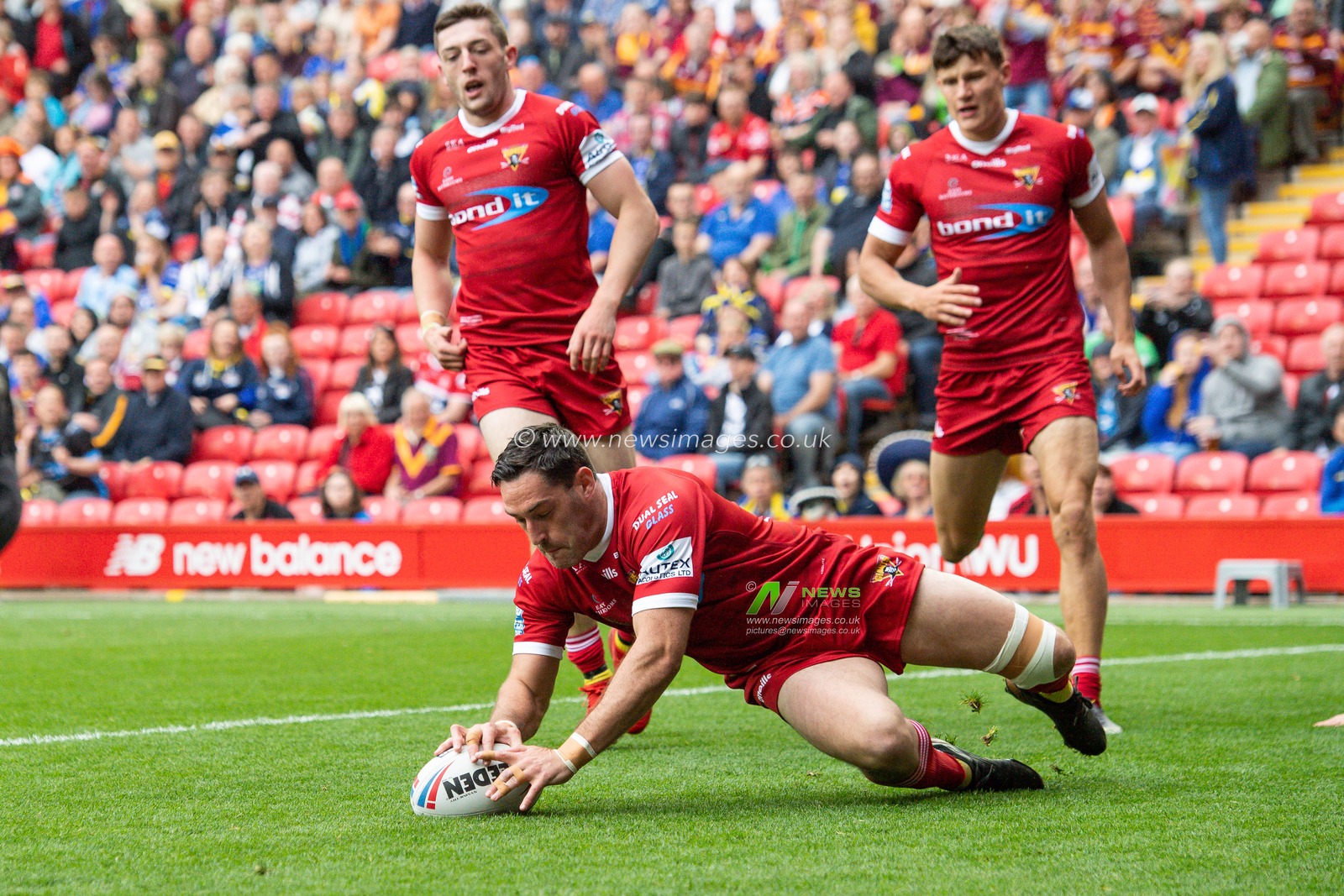 25th May 2019 , Anfield Stadium, Liverpool, England; Dacia Magic Weekend, Betfred Super League Round 16, Hull FC vs Huddersfield Giants ; Joe Wardle (35) of Huddersfield Giants scores a try

Credit: Craig Thomas/News Images