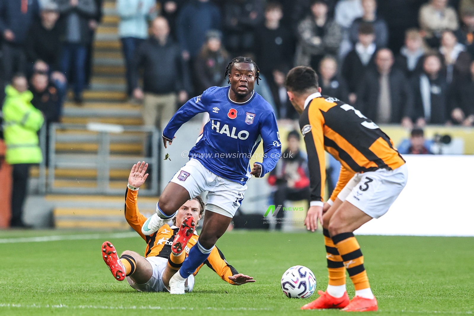 Abdul Fatawu of Ipswich Town evades a tackled from Regan Slater of Hull City during the Premier League match Hull City vs Ipswich Town at MKM Stadium, Hull, United Kingdom on 31 October 2026

(Photo by Alfie Cosgrove/News Images)