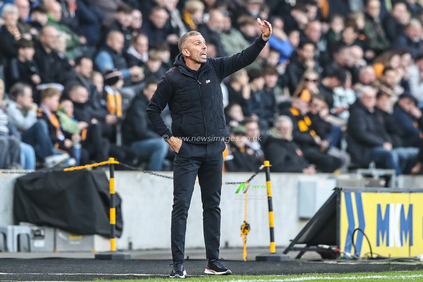 Gary O'Neil manager of Ipswich Town gives his team instructions during the Premier League match Hull City vs Ipswich Town at MKM Stadium, Hull, United Kingdom on 31 October 2026

(Photo by Alfie Cosgrove/News Images)