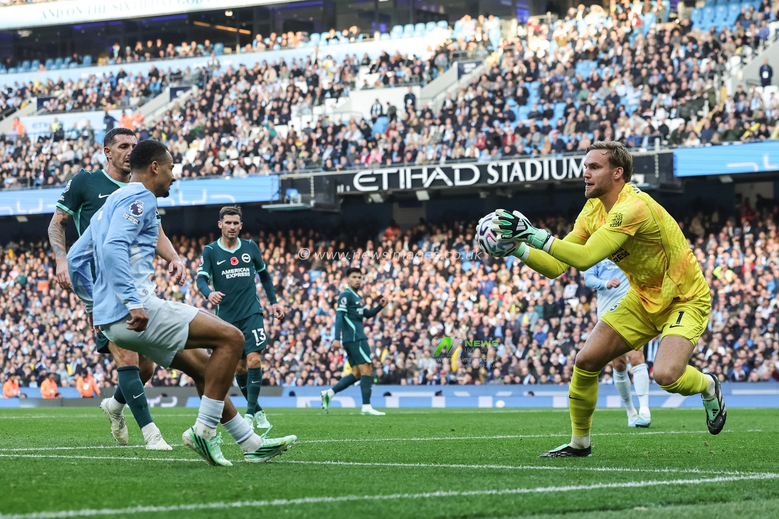 Brighton & Hove Albion goalkeeper Bart Verbruggen saves the ball pressured by Iliman Ndiaye of Manchester City during the Premier League match Manchester City vs Brighton & Hove Albion at Etihad Stadium, Manchester, United Kingdom on 31 October 2026

(Photo by Mark Cosgrove/News Images)