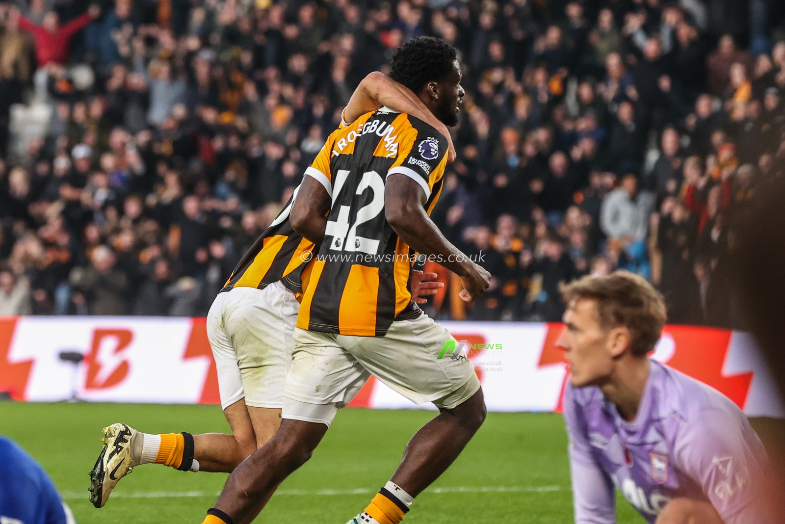 Tim Iroegbunam of Hull City celebrates his goal to make it 1-1 during the Premier League match Hull City vs Ipswich Town at MKM Stadium, Hull, United Kingdom on 31 October 2026

(Photo by Alfie Cosgrove/News Images)
