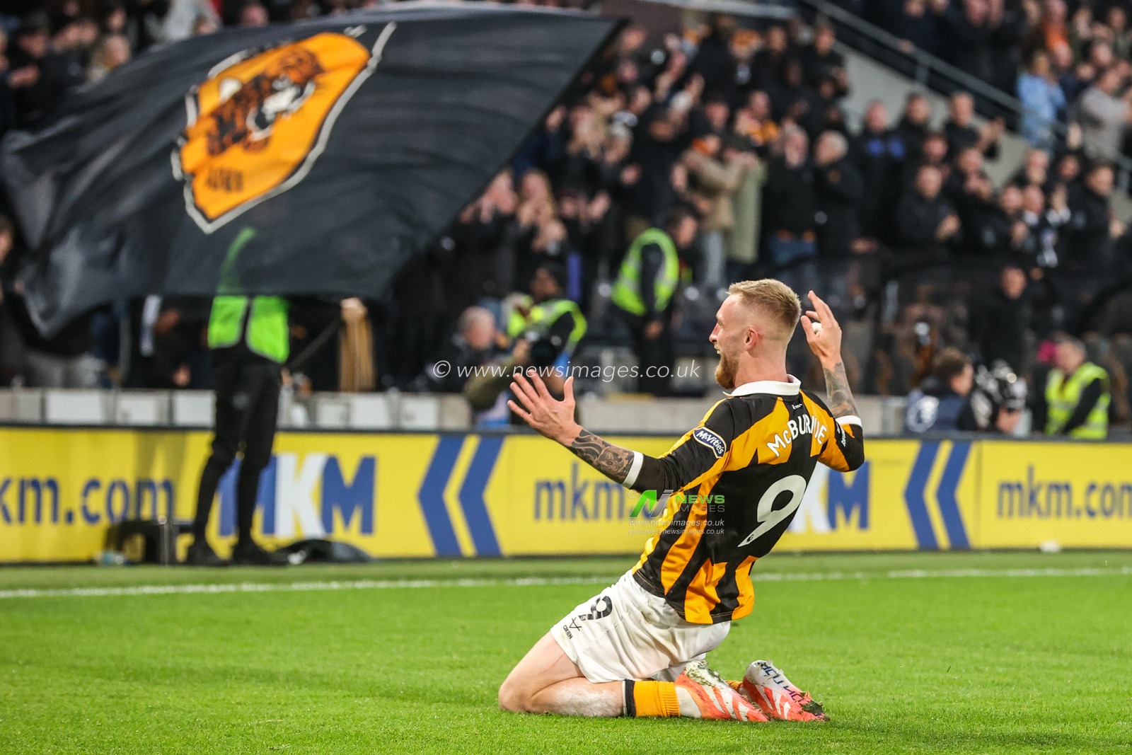 Oliver McBurnie of Hull City celebrates his goal to make it 2-1 during the Premier League match Hull City vs Ipswich Town at MKM Stadium, Hull, United Kingdom on 31 October 2026

(Photo by Alfie Cosgrove/News Images)